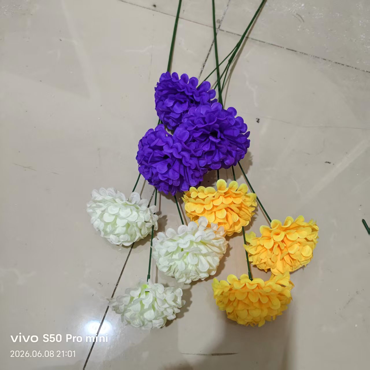 Factory direct sales of simulated single three-headed garden chrysanthemums, plastic flowers, artificial handcrafted flowers, flat chrysanthemum heads, fake flowers, silk flowers, DIY bouquets, indoor and outdoor decorative flowers Item Picture