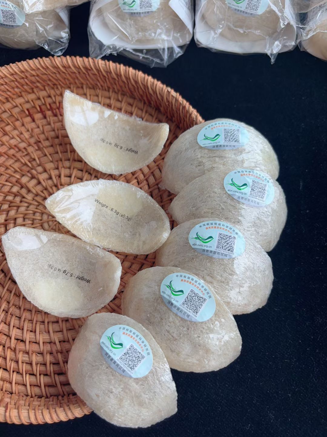 High-quality traceable code bird's nests, from Malaysia and Indonesia. One box weighs 100 grams. The price ranges from 1,250 to 1,650 yuan. It can also be sold individually. Item Picture
