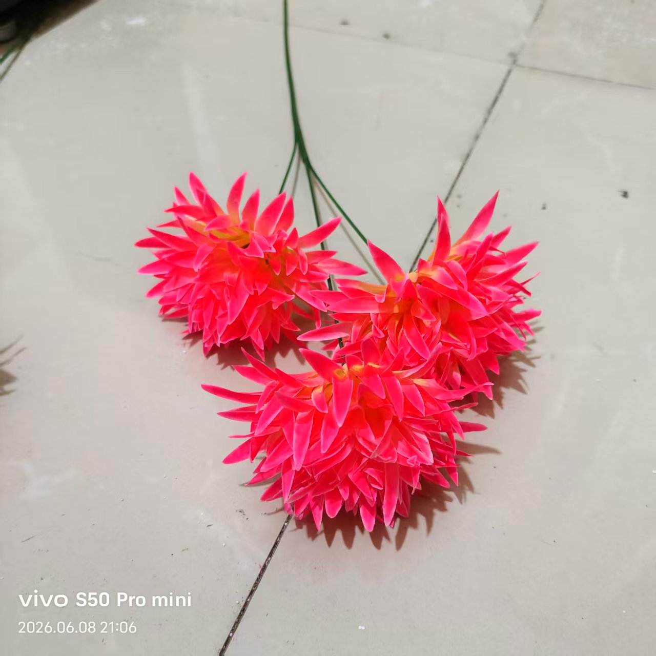 Factory direct sales of simulated single three-headed large pointed chrysanthemums, plastic flowers, artificial handcrafted flowers, flat chrysanthemum heads, fake flowers, silk flowers, DIY bouquets, indoor and outdoor decorative flowers Specification image