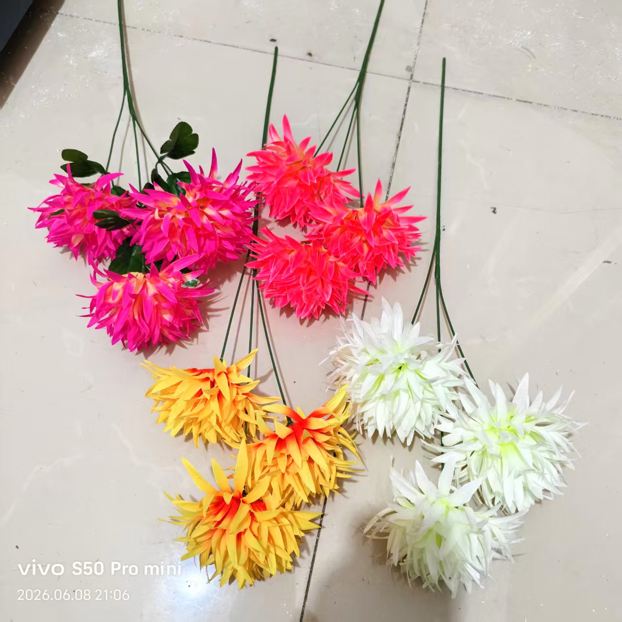 Factory direct sales of simulated single three-headed large pointed chrysanthemums, plastic flowers, artificial handcrafted flowers, flat chrysanthemum heads, fake flowers, silk flowers, DIY bouquets, indoor and outdoor decorative flowers
