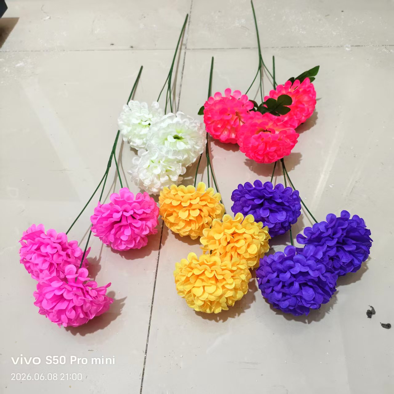 Factory direct sales of simulated single three-headed garden chrysanthemums, plastic flowers, artificial handcrafted flowers, flat chrysanthemum heads, fake flowers, silk flowers, DIY bouquets, indoor and outdoor decorative flowers