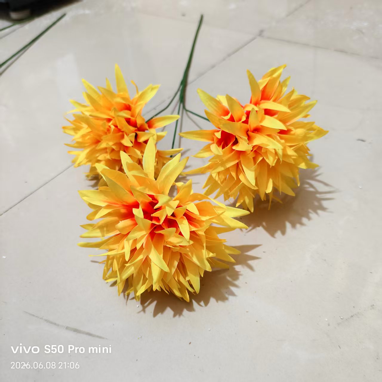 Factory direct sales of simulated single three-headed large pointed chrysanthemums, plastic flowers, artificial handcrafted flowers, flat chrysanthemum heads, fake flowers, silk flowers, DIY bouquets, indoor and outdoor decorative flowers Application Scenario