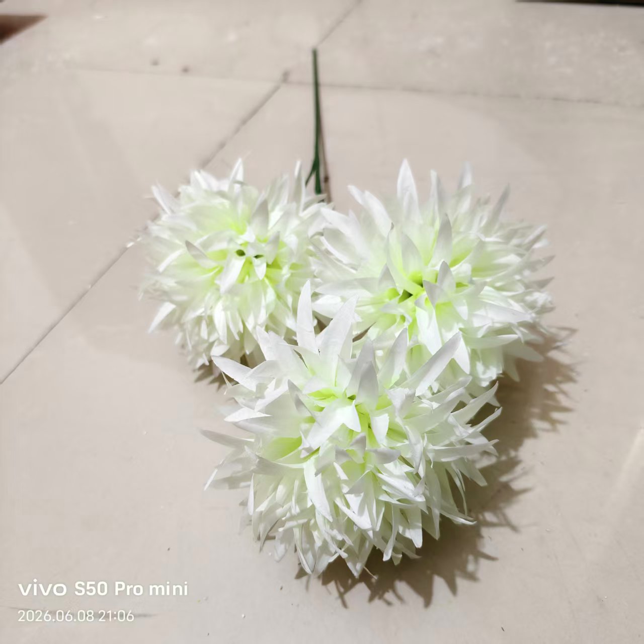 Factory direct sales of simulated single three-headed large pointed chrysanthemums, plastic flowers, artificial handcrafted flowers, flat chrysanthemum heads, fake flowers, silk flowers, DIY bouquets, indoor and outdoor decorative flowers Item Picture