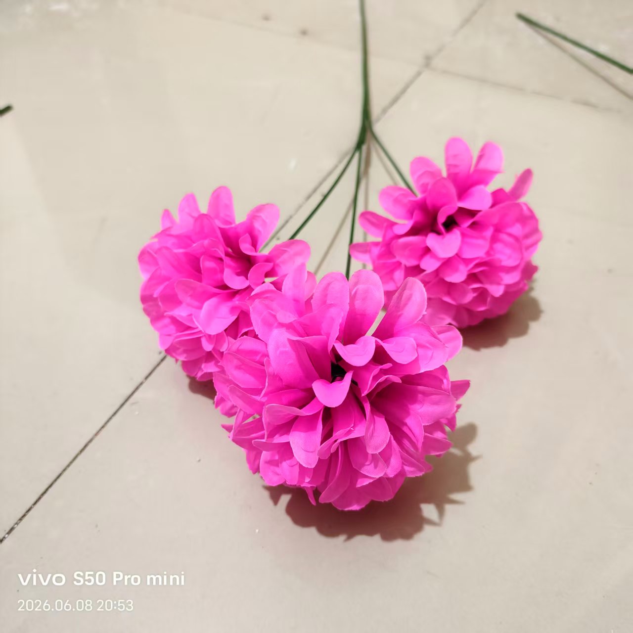 Factory direct sales of simulated single three-head plastic flowers, artificial handcrafted flowers, flat chrysanthemum heads, fake flowers, silk flowers, DIY bouquets, indoor and outdoor decorative flowers Application Scenario