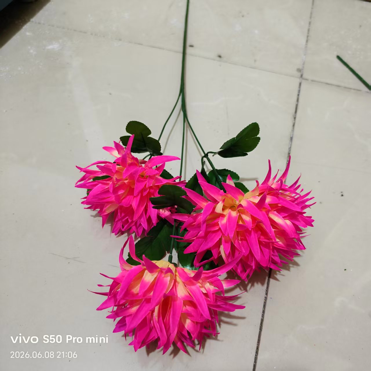 Factory direct sales of simulated single three-headed large pointed chrysanthemums, plastic flowers, artificial handcrafted flowers, flat chrysanthemum heads, fake flowers, silk flowers, DIY bouquets, indoor and outdoor decorative flowers details Picture