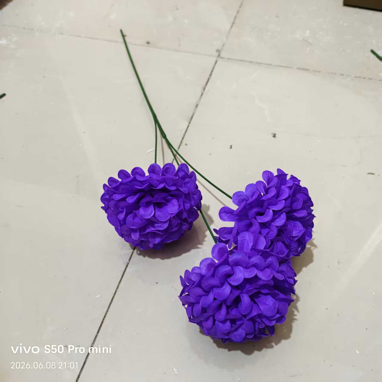 Factory direct sales of simulated single three-headed garden chrysanthemums, plastic flowers, artificial handcrafted flowers, flat chrysanthemum heads, fake flowers, silk flowers, DIY bouquets, indoor and outdoor decorative flowers Specification image