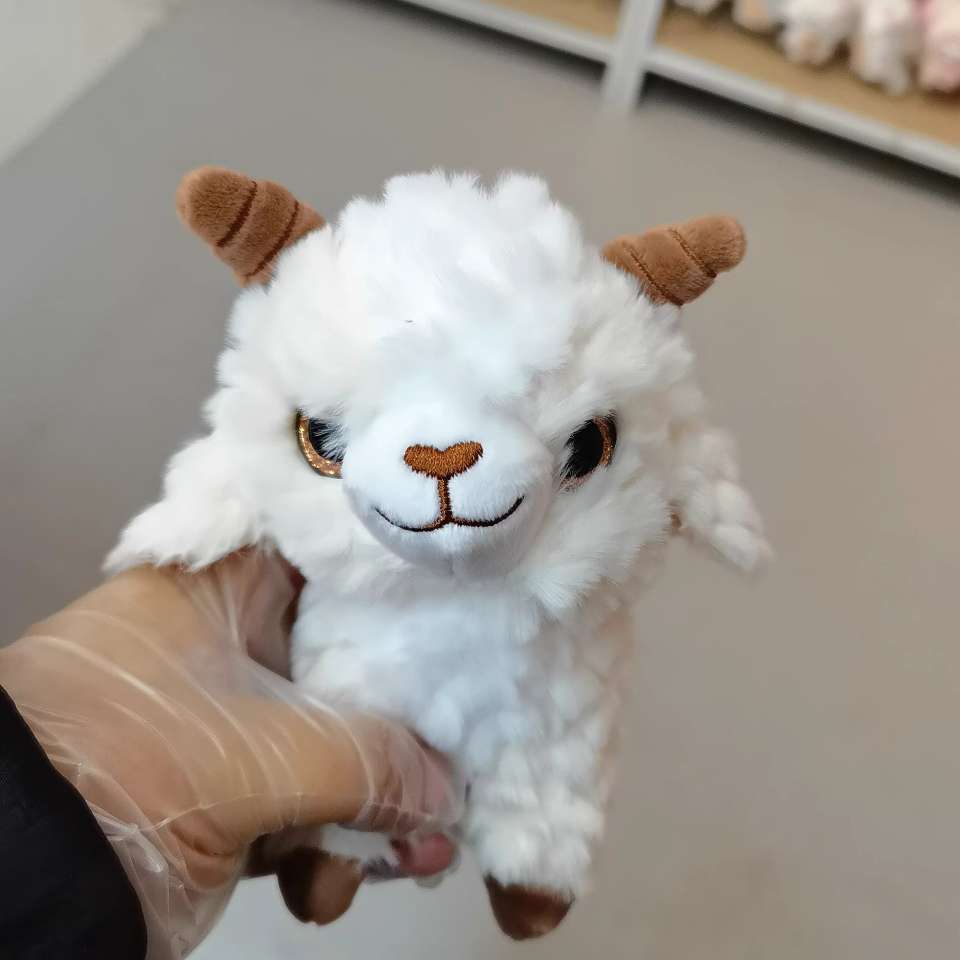 Xinjiang Little Sheep pendant plush doll, super soft and cute alpaca pendant toy, 7DPP cotton doll gift shop, kid Application Scenario