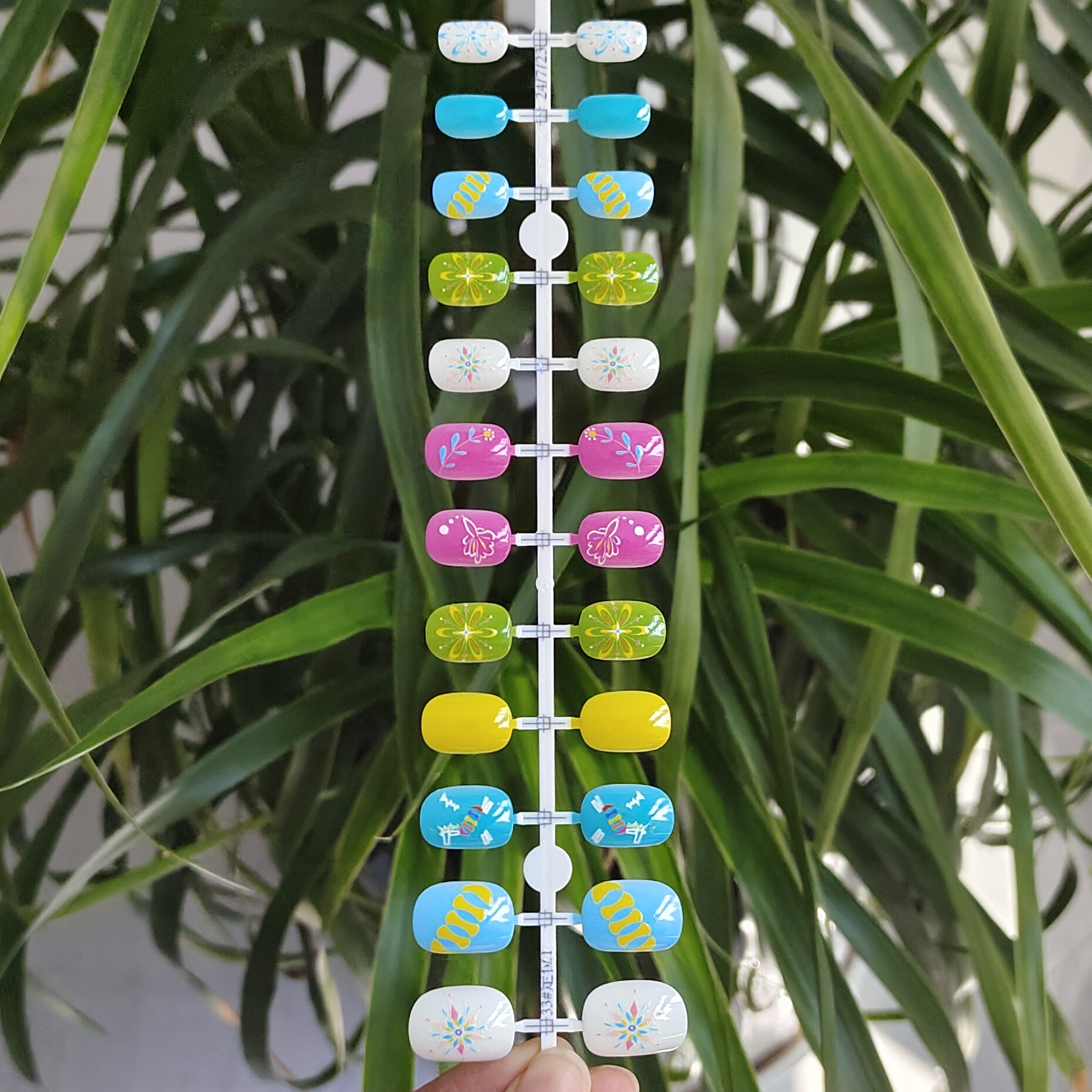 12 pieces of children's nail armor with rich color combinations and firework patterns, fashionable nail art wearable armor