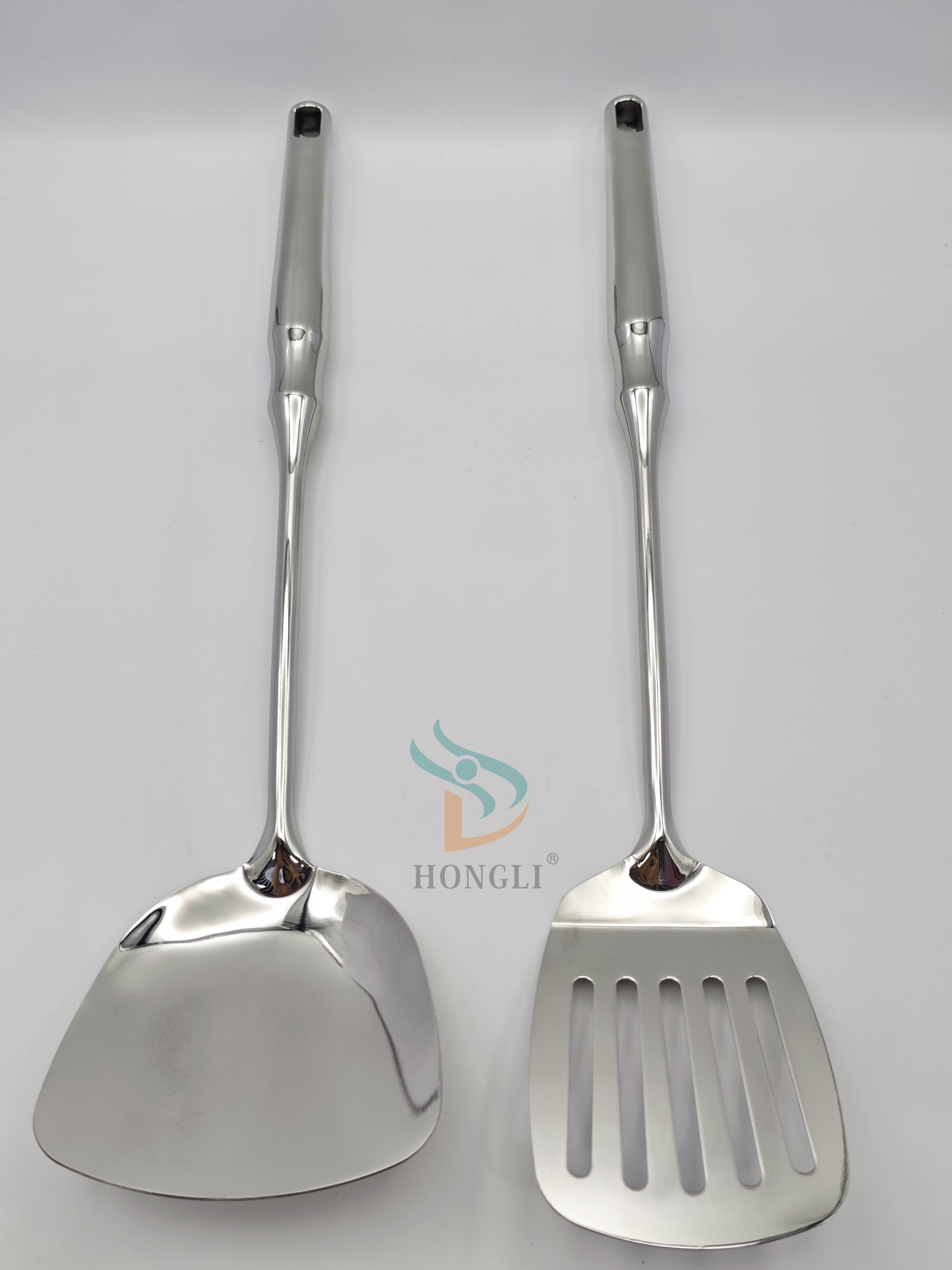Silver stainless steel soup spoon and strainer set, smooth soup shell kitchenware set, kitchenware stainless steel spatula and spoons Application Scenario
