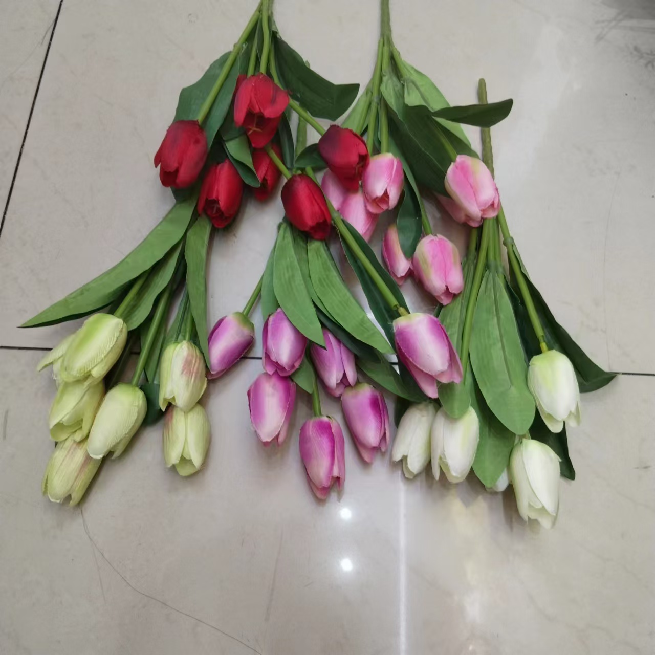 We are selling artificial chrysanthemums at low prices in stock in the warehouse, including 5-head, 6-head, 7-head artificial flowers, plastic flowers, and DIY decorative flowers
