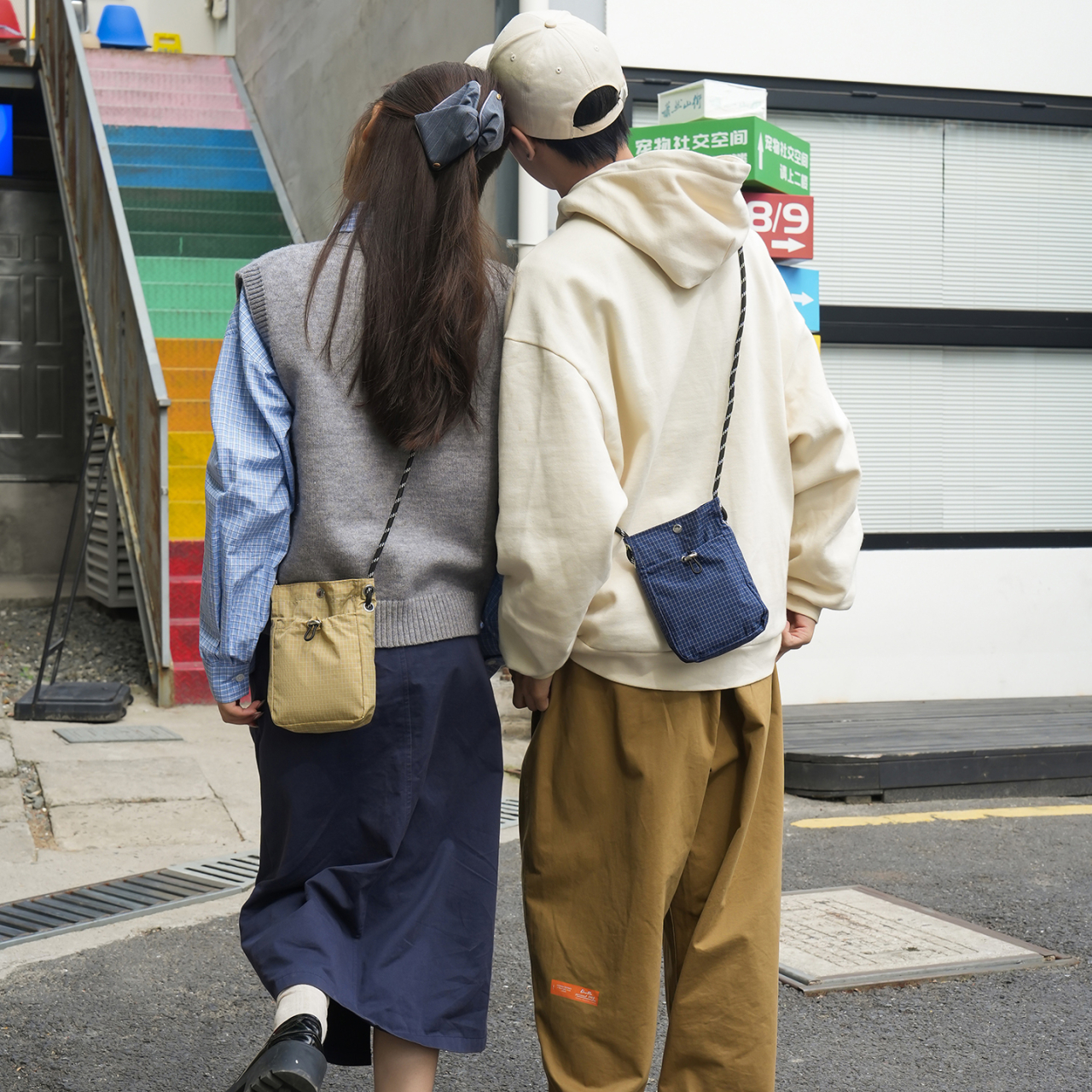 A Japanese-style checkered mini crossbody bag for both men and women, a trendy phone bag, a light and casual portable small shoulder bag Specification image
