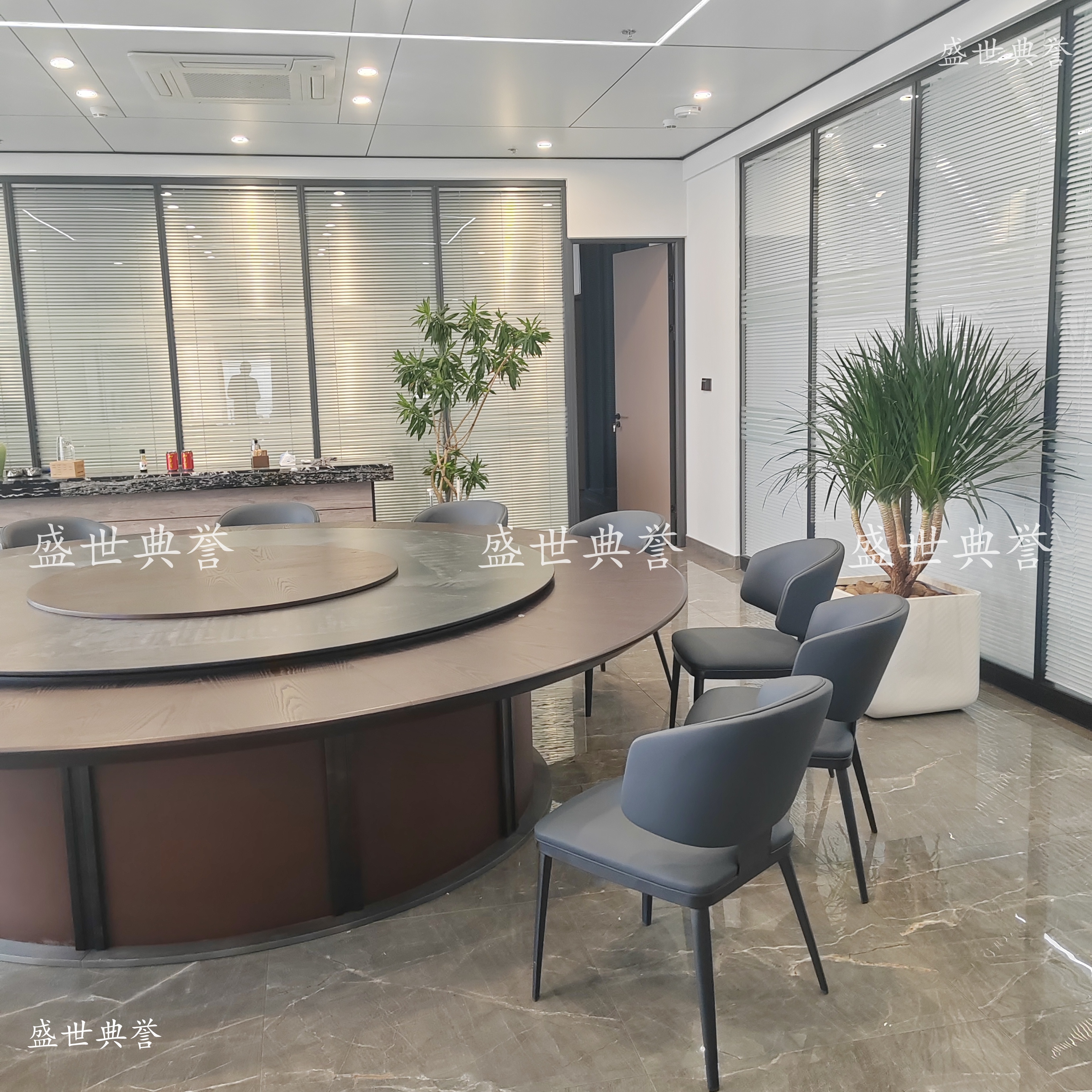 鹰潭国际酒店餐饮家具宴会中心包厢实木大圆桌高端会所实木电动桌