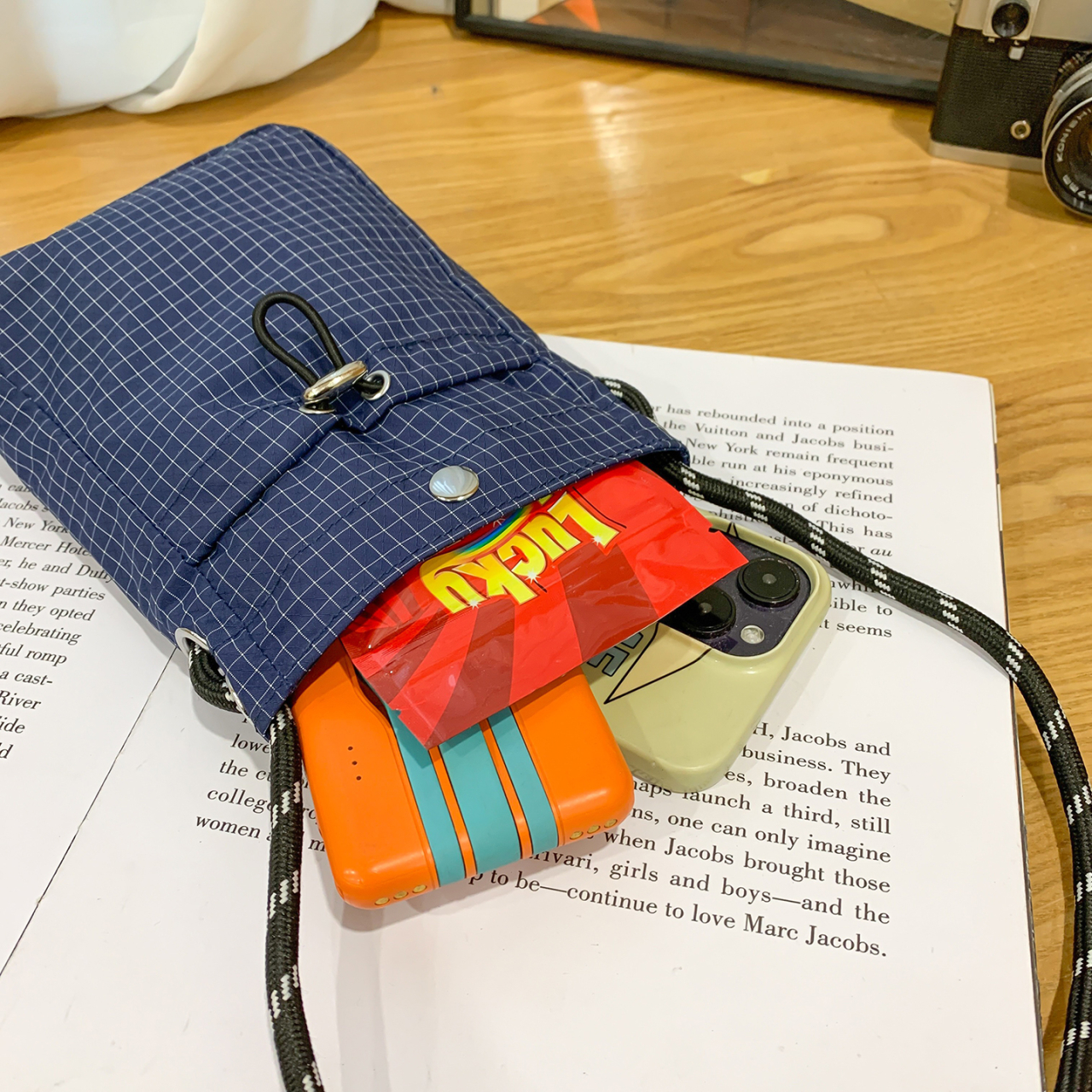 A Japanese-style checkered mini crossbody bag for both men and women, a trendy phone bag, a light and casual portable small shoulder bag Application Scenario