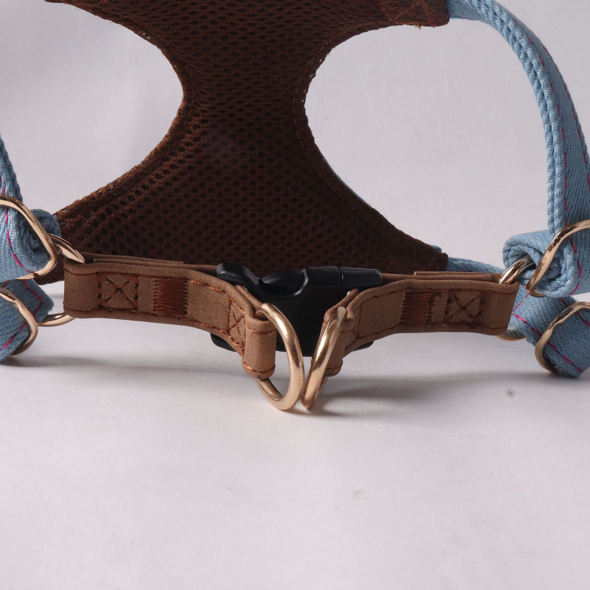New pet supplies: Pure cotton denim series, denim button chest and shoulder strap, dog leash vest Application Scenario