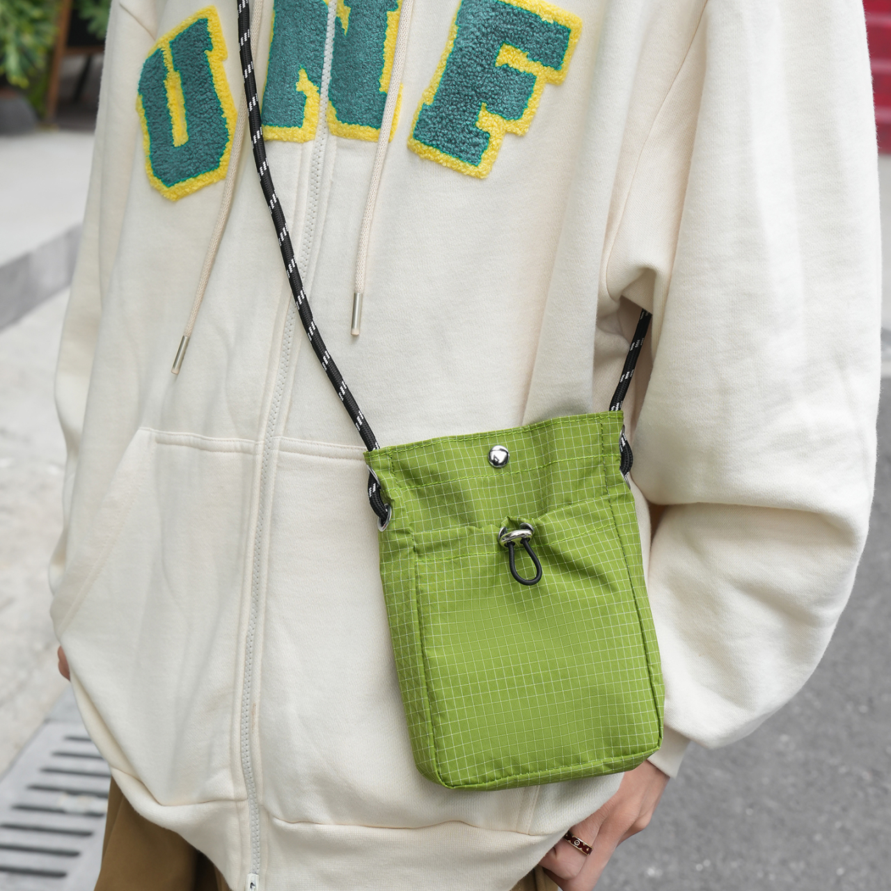 A Japanese-style checkered mini crossbody bag for both men and women, a trendy phone bag, a light and casual portable small shoulder bag Item Picture