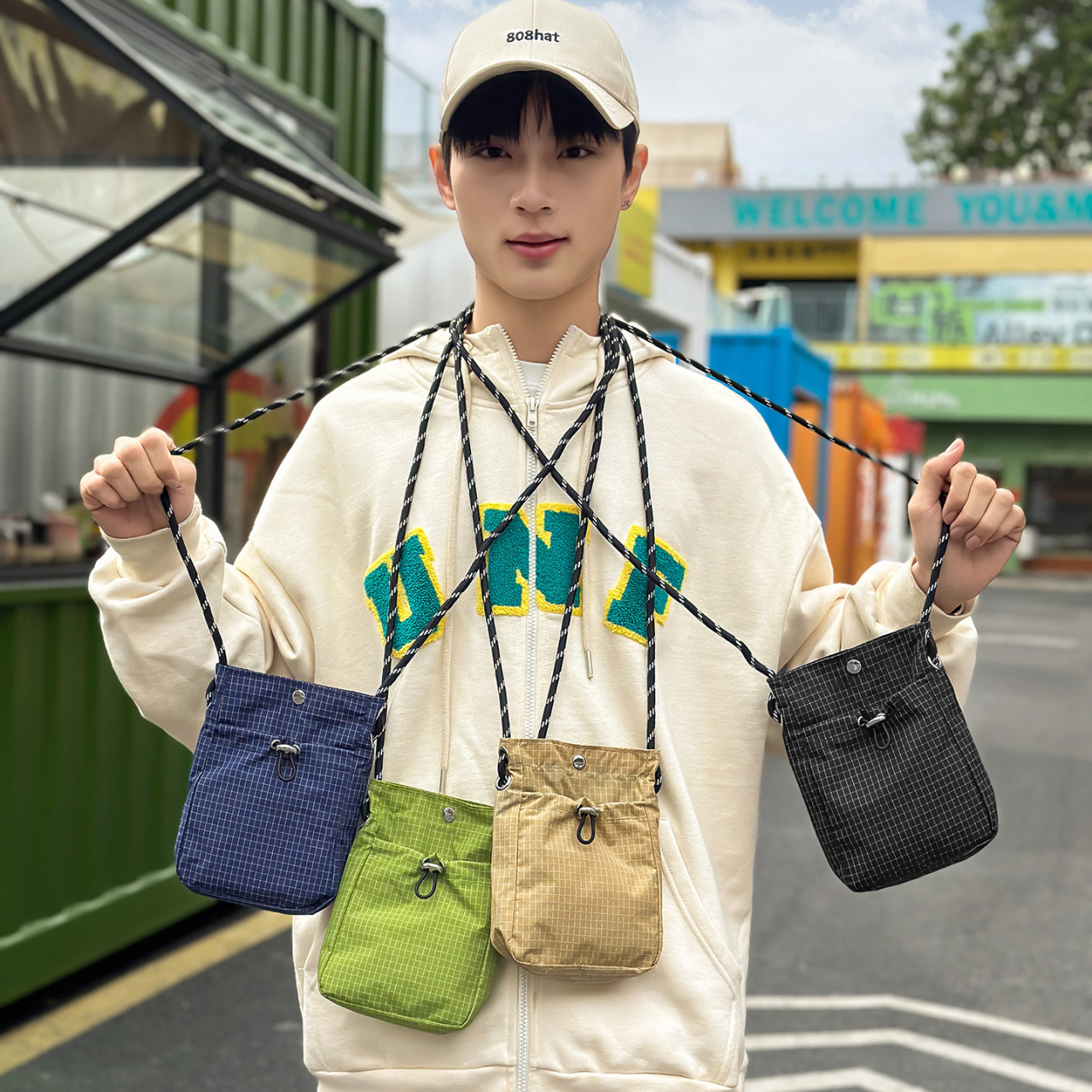 A Japanese-style checkered mini crossbody bag for both men and women, a trendy phone bag, a light and casual portable small shoulder bag details Picture