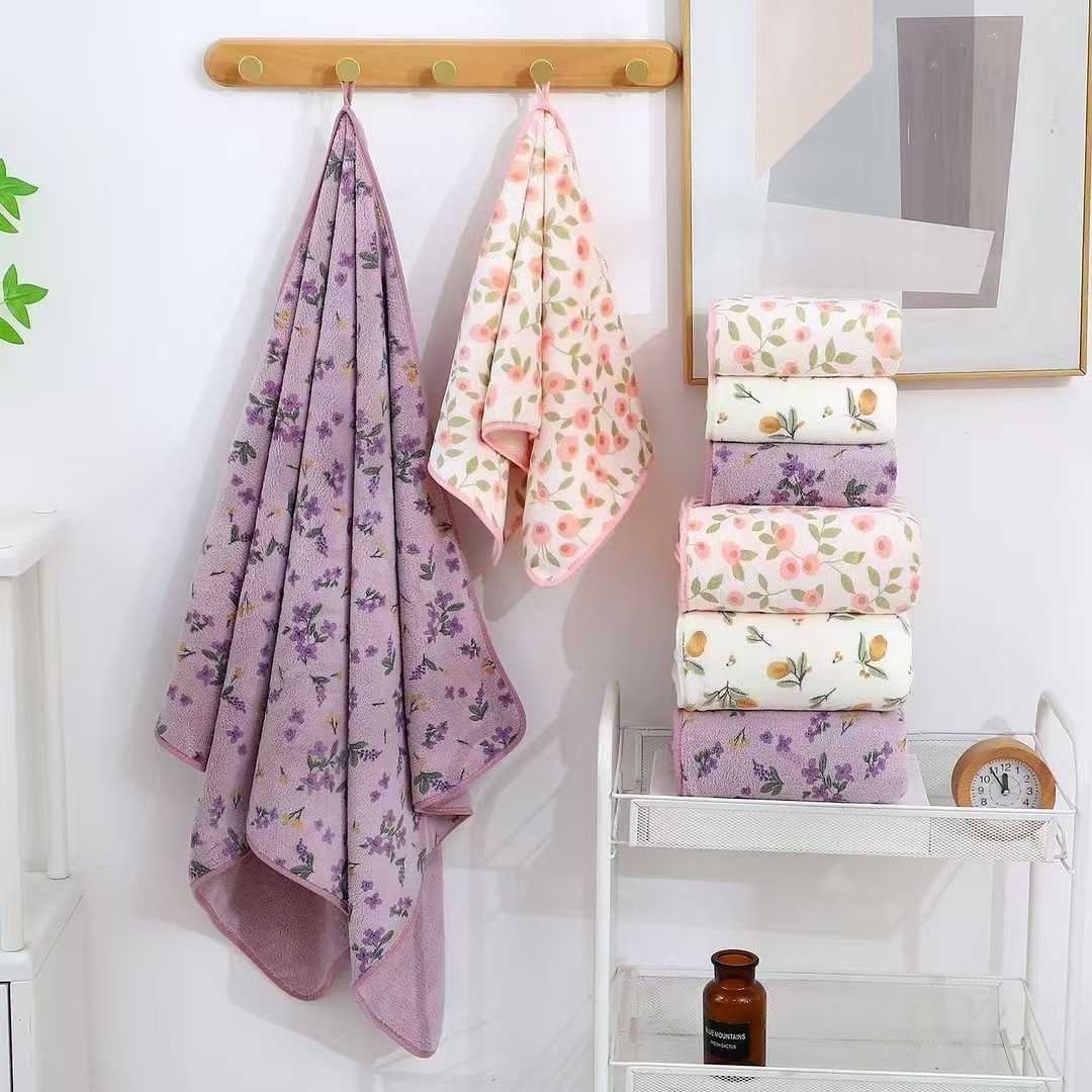 The small floral series bath towel is extra-thick, soft and absorbent, suitable for both home and commercial use. It is a coral fleece bath cap towel