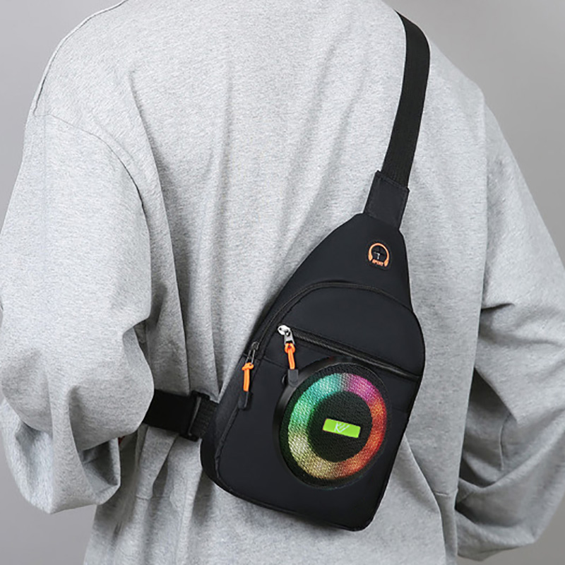 KE-004 Cycling Wireless Bluetooth Speaker, outdoor Bluetooth speaker bag, chest bag, portable single-shoulder crossbody bag, portable mini speaker Application Scenario
