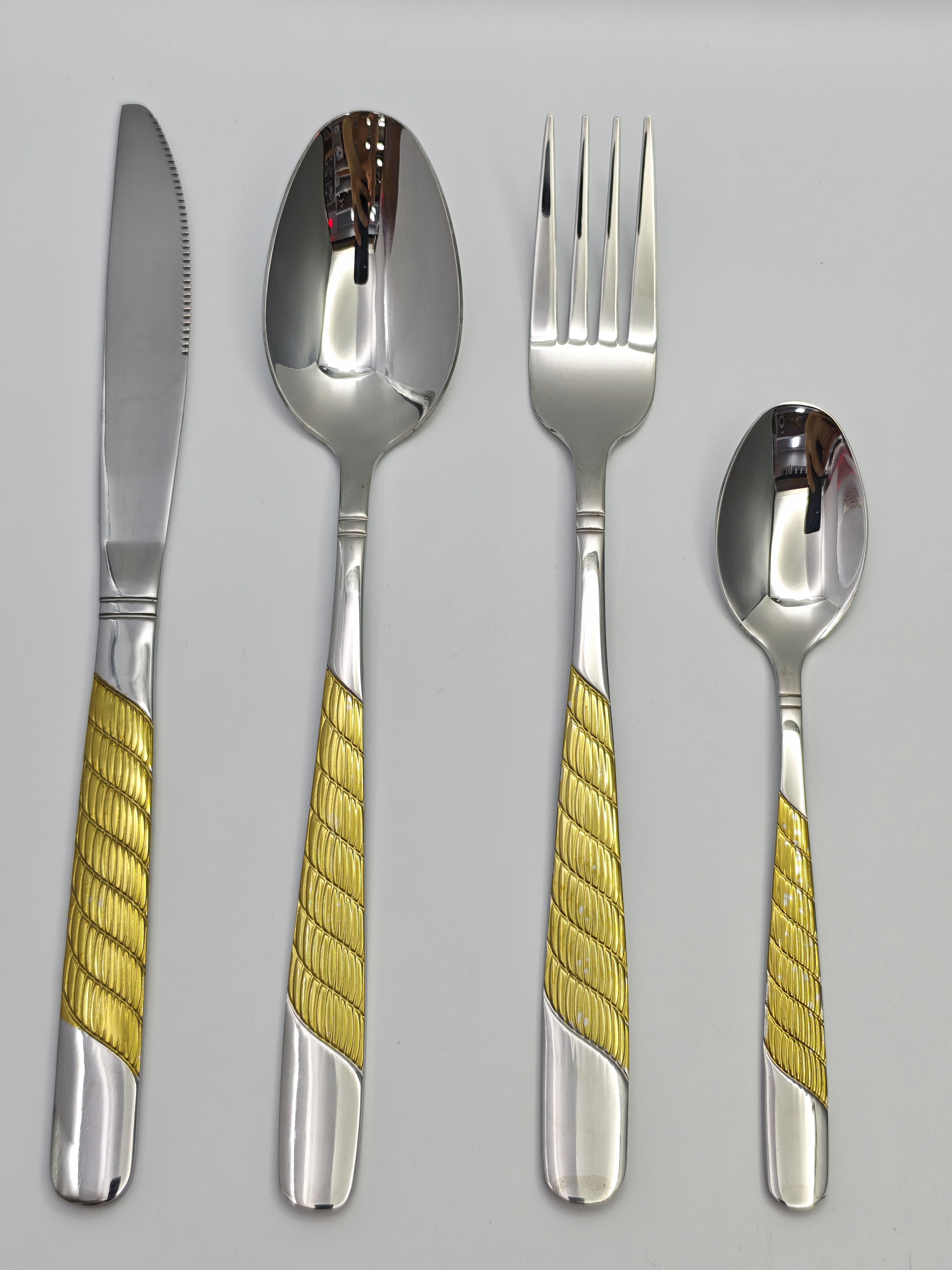 Silver gold-patterned stainless steel knife, fork and spoon set, black gift box, hotel tableware, stainless steel dining knife, fork and spoon set Application Scenario