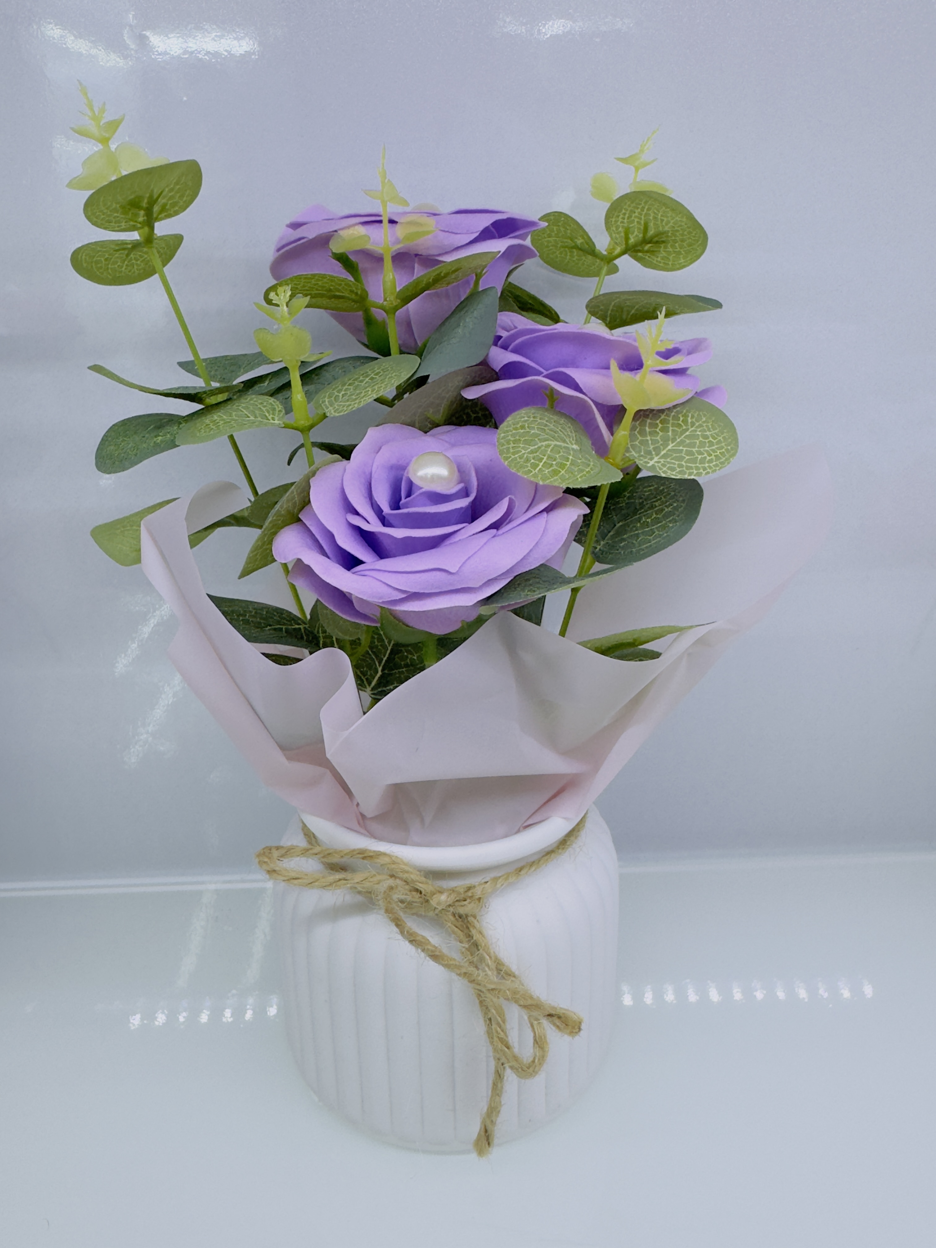 باقة الورود الحمراء مع المزهرية البيضاء المصنوعة من المزهرية البيضاء، يوم المعلم، وهو عيد الحب Specification image