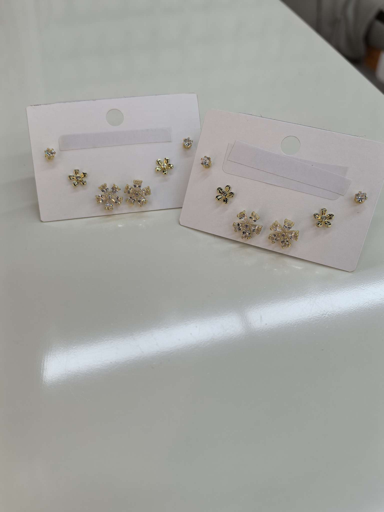 Golden diamond-encrusted flower snowflake ear studs three-in-one five-petal flower-shaped earrings, white desktop style