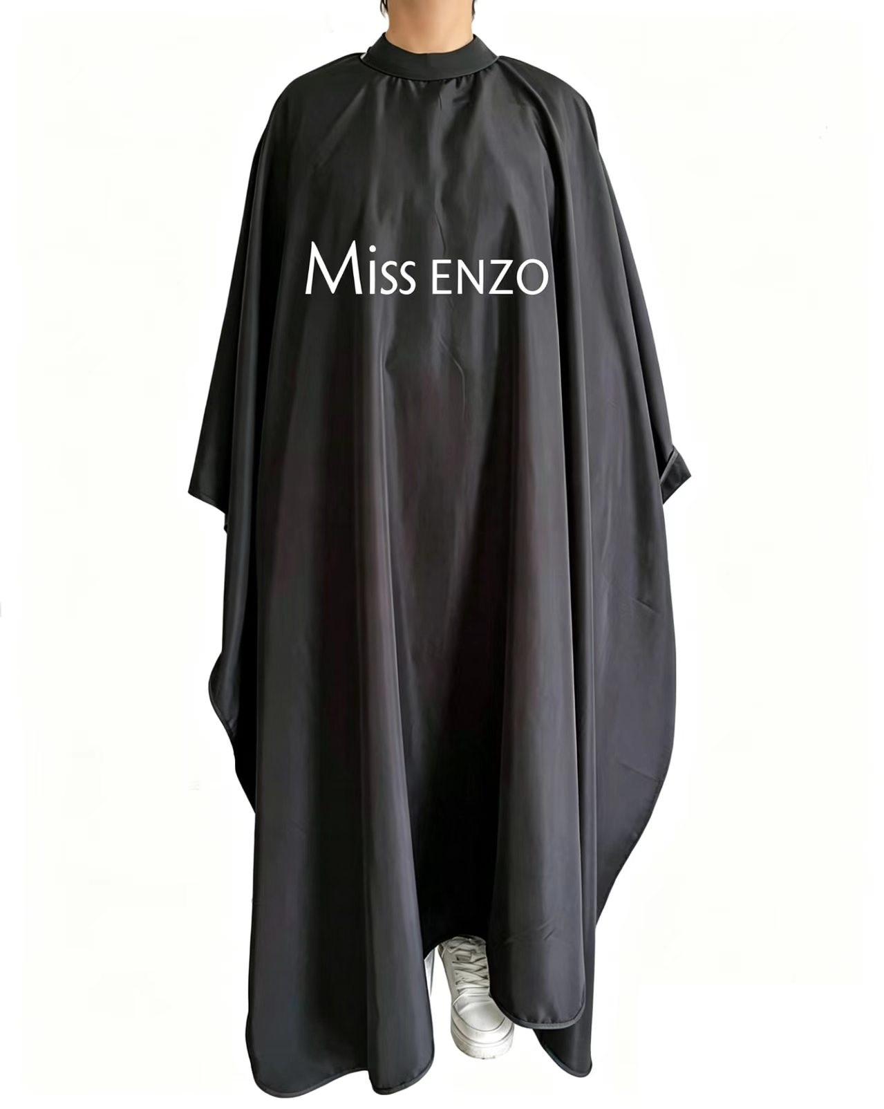 Miss ENZO lanza un nuevo vestido de corte de pelo negro, el diseño simple destaca el encanto de la personalidad y se convierte en un nuevo favorito de la tendencia de la calle Specification image