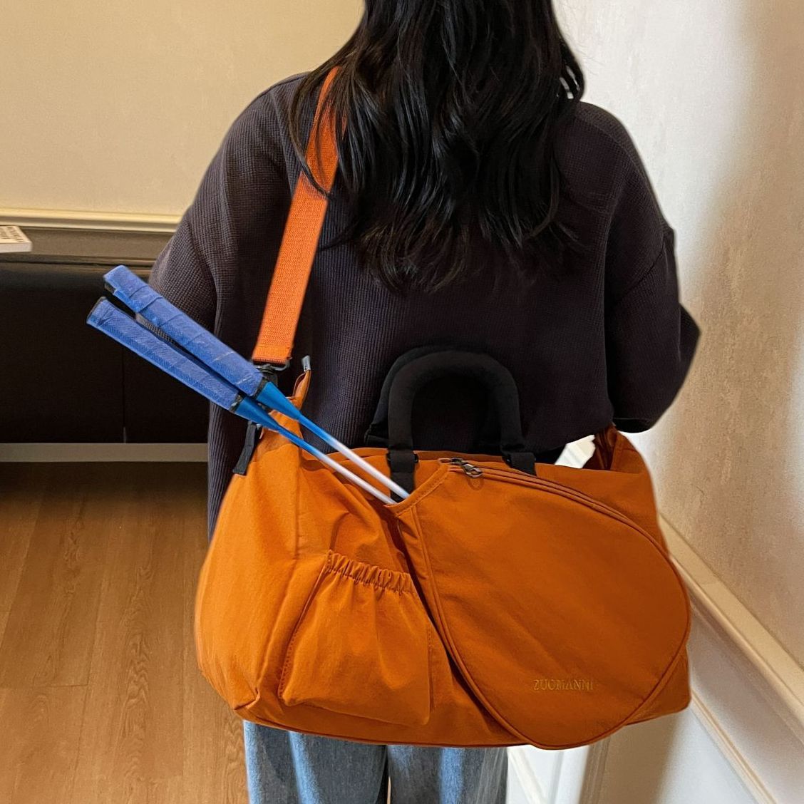High-color-blocking, good-looking travel bag, large-capacity, fashionable hand-held, lightweight sports bag, versatile commuting badminton bag