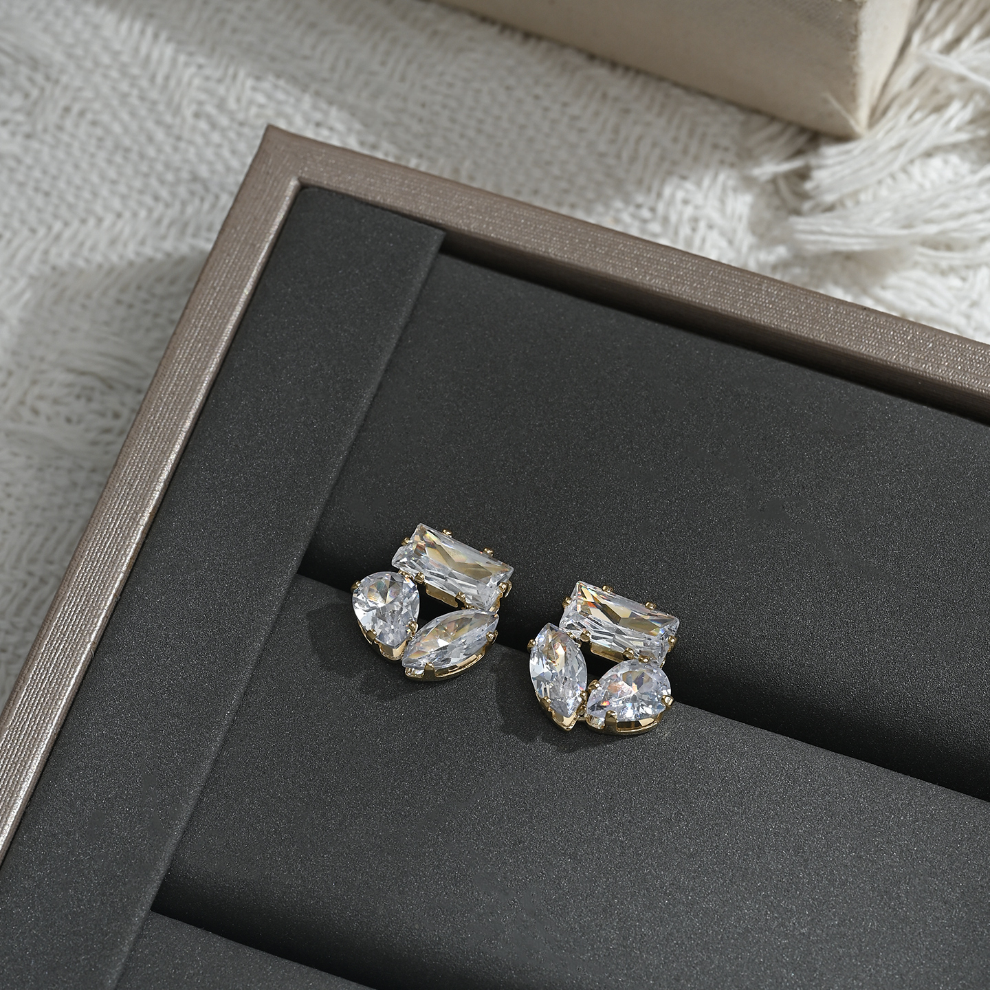 Premium personalidad nicho único lujo todos los días versátil aretes Specification image