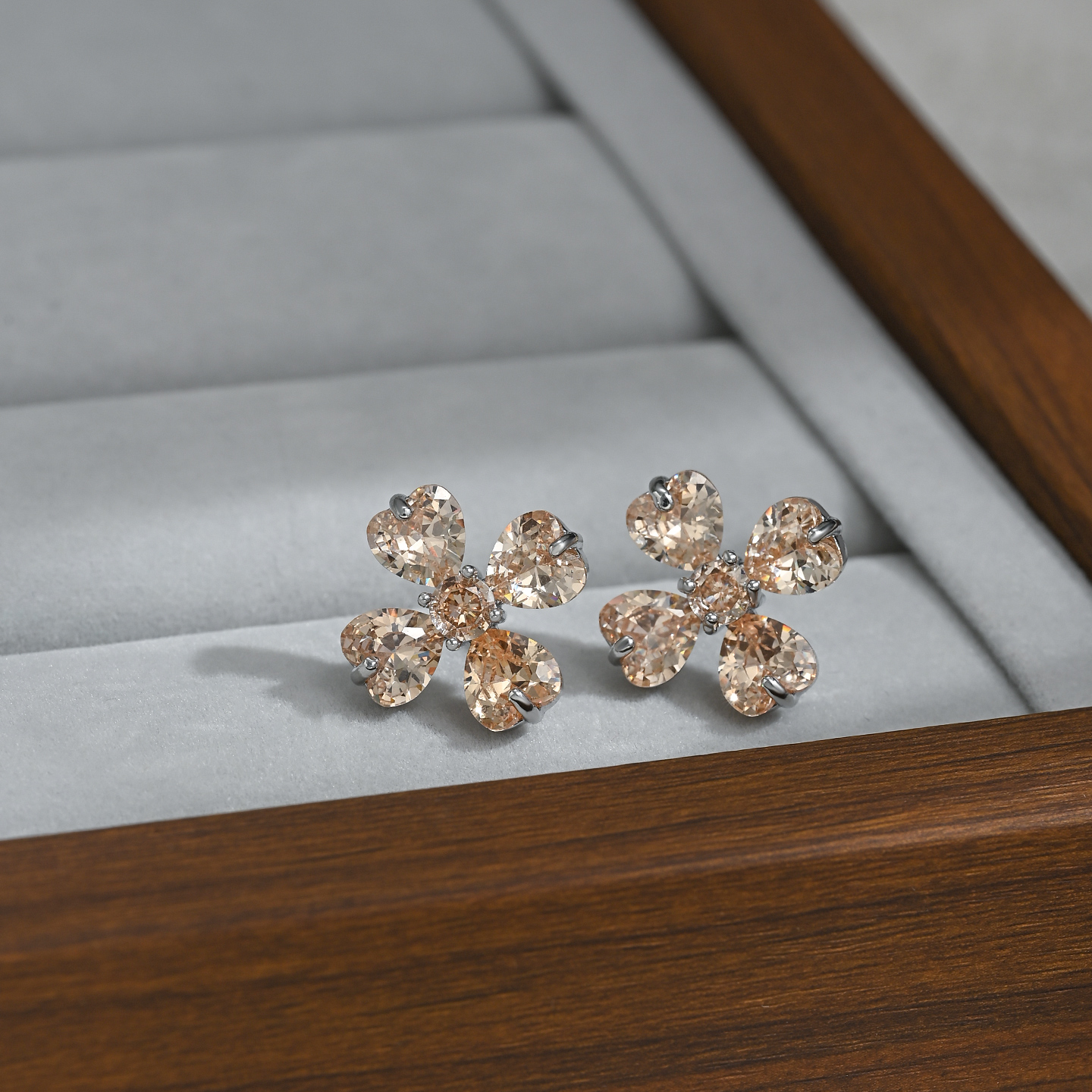 New high-end luxury evening four-leaf clover daily versatile stud earrings details Picture