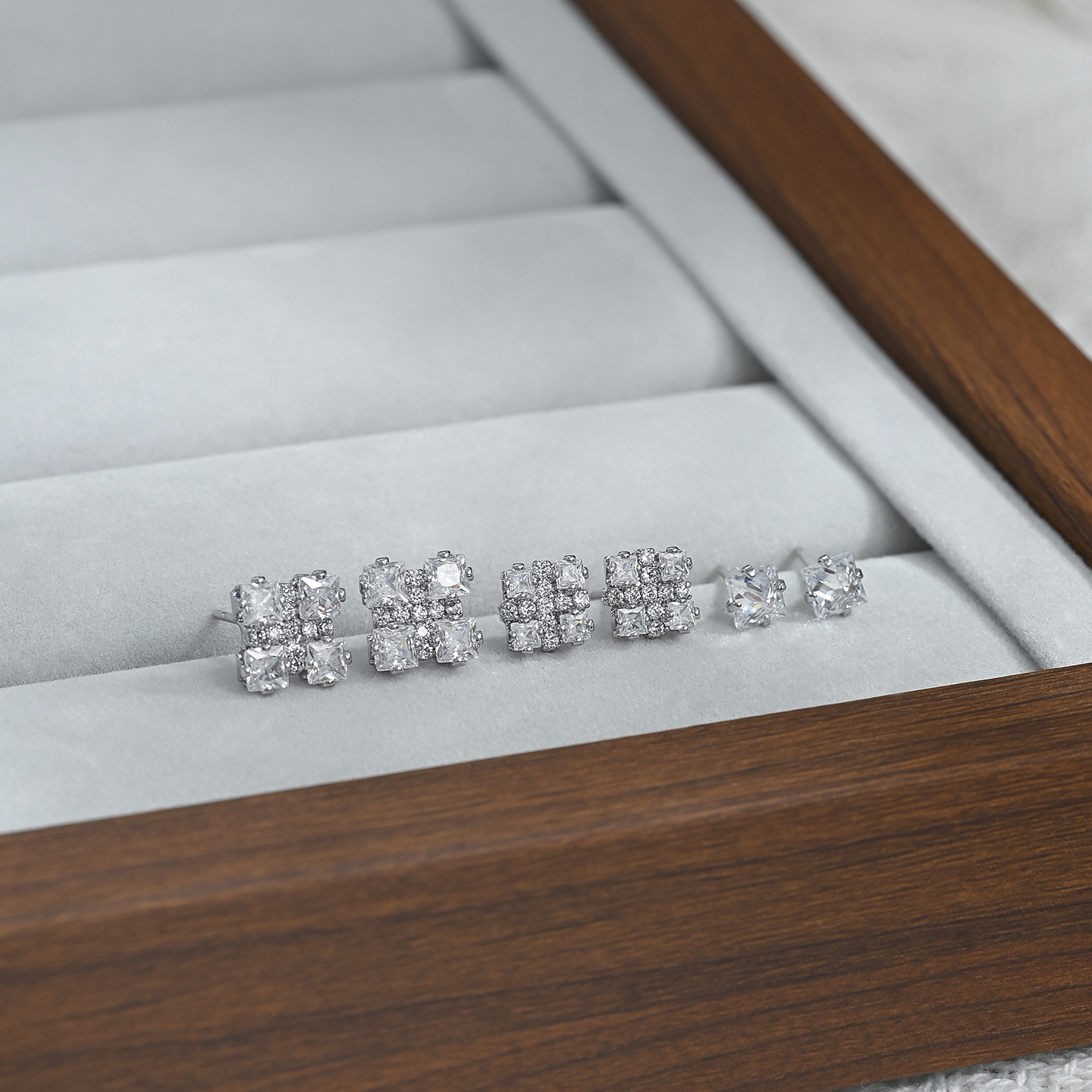 A new, unique and distinctive square white card with three pairs of earrings for daily use Specification image