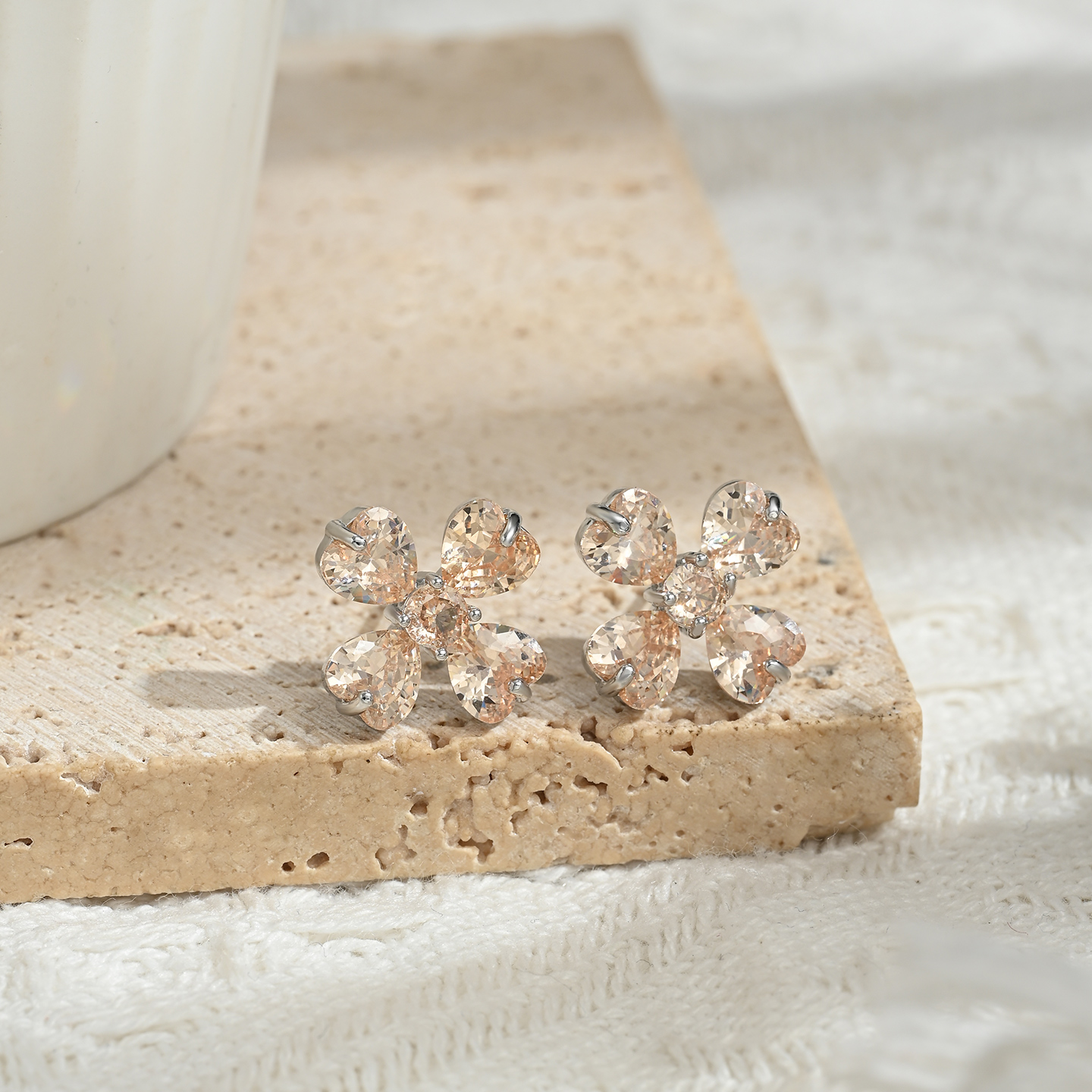 New high-end luxury evening four-leaf clover daily versatile stud earrings Specification image