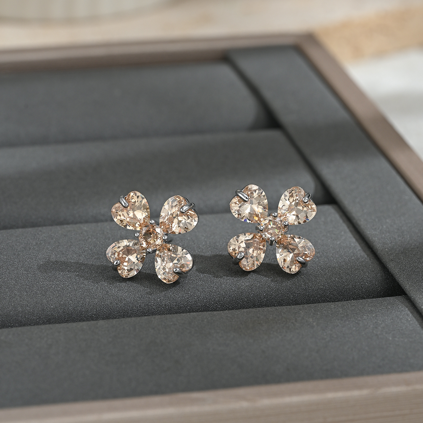 New high-end luxury evening four-leaf clover daily versatile stud earrings Item Picture