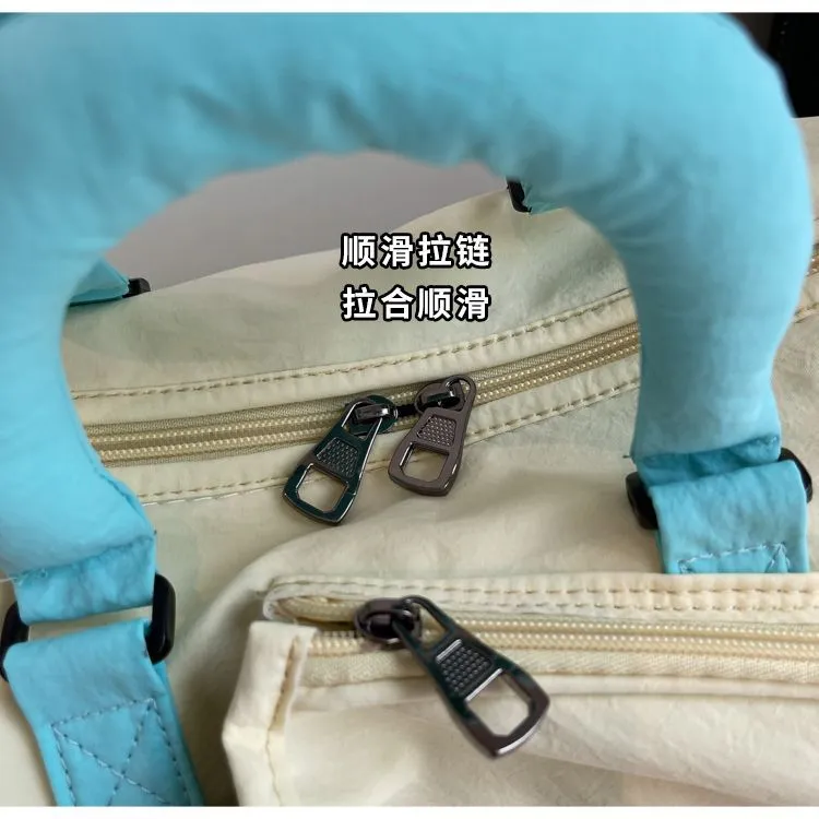 High-color-blocking, good-looking travel bag, large-capacity, fashionable hand-held, lightweight sports bag, versatile commuting badminton bag detail image 4