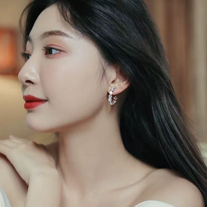 New best-selling, niche, unique and individualistic earrings with a versatile daily look Application Scenario