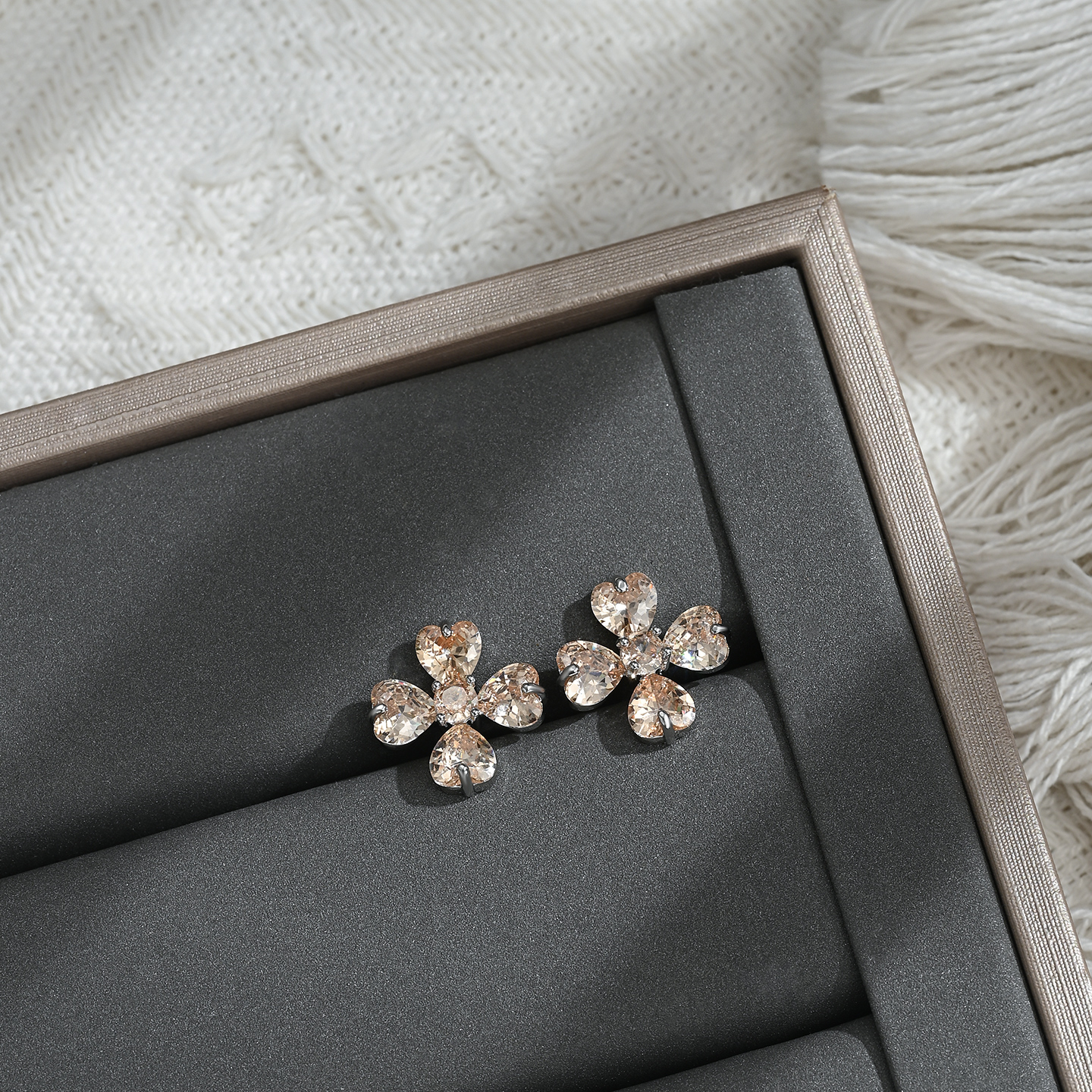 New high-end luxury evening four-leaf clover daily versatile stud earrings Application Scenario