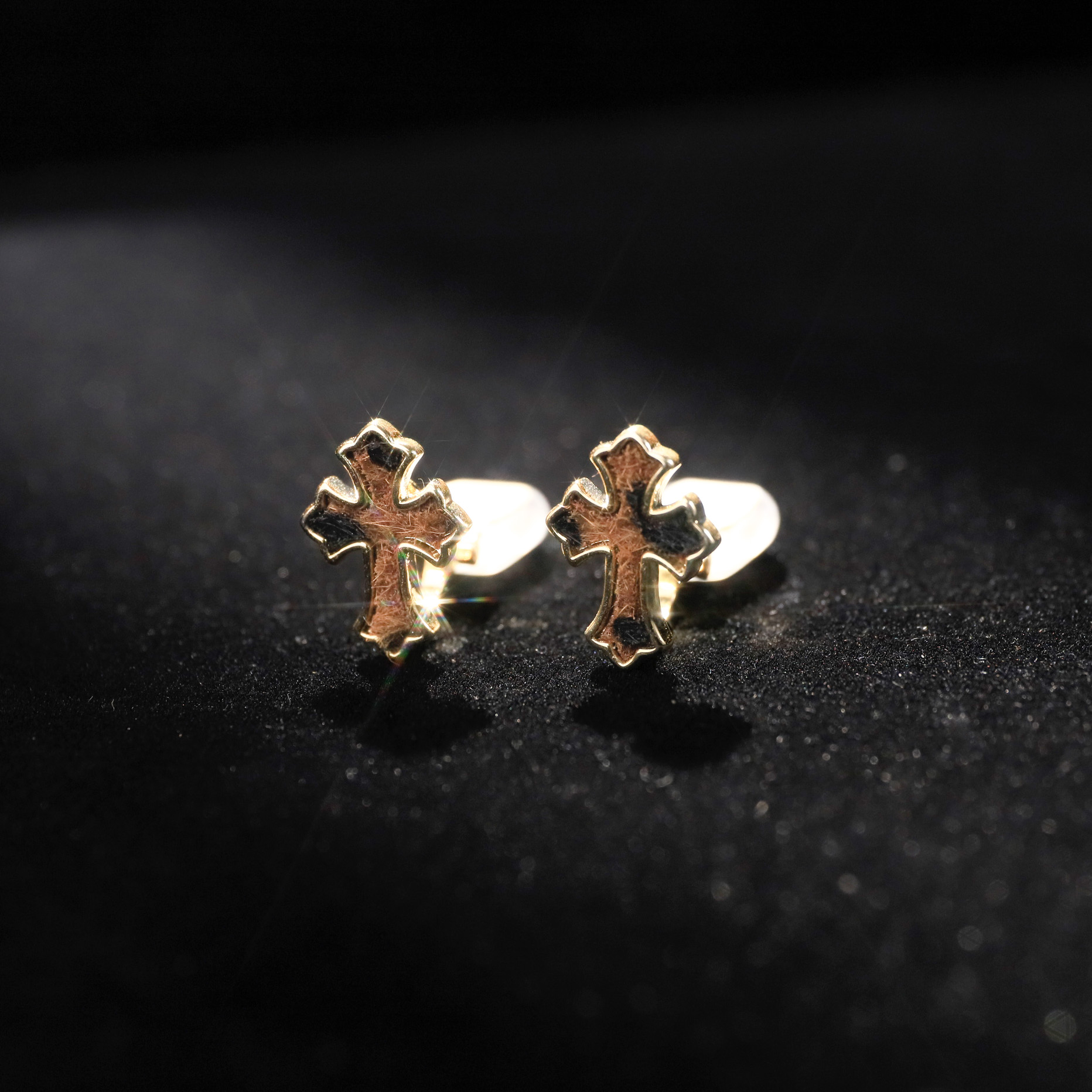 Xuhui brand copper-plated real gold and leather-inlaid high-end commuter ear clips and earrings Application Scenario