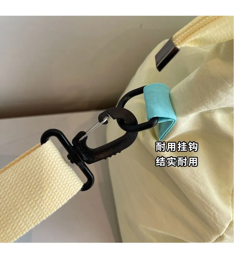 High-color-blocking, good-looking travel bag, large-capacity, fashionable hand-held, lightweight sports bag, versatile commuting badminton bag detail image 9