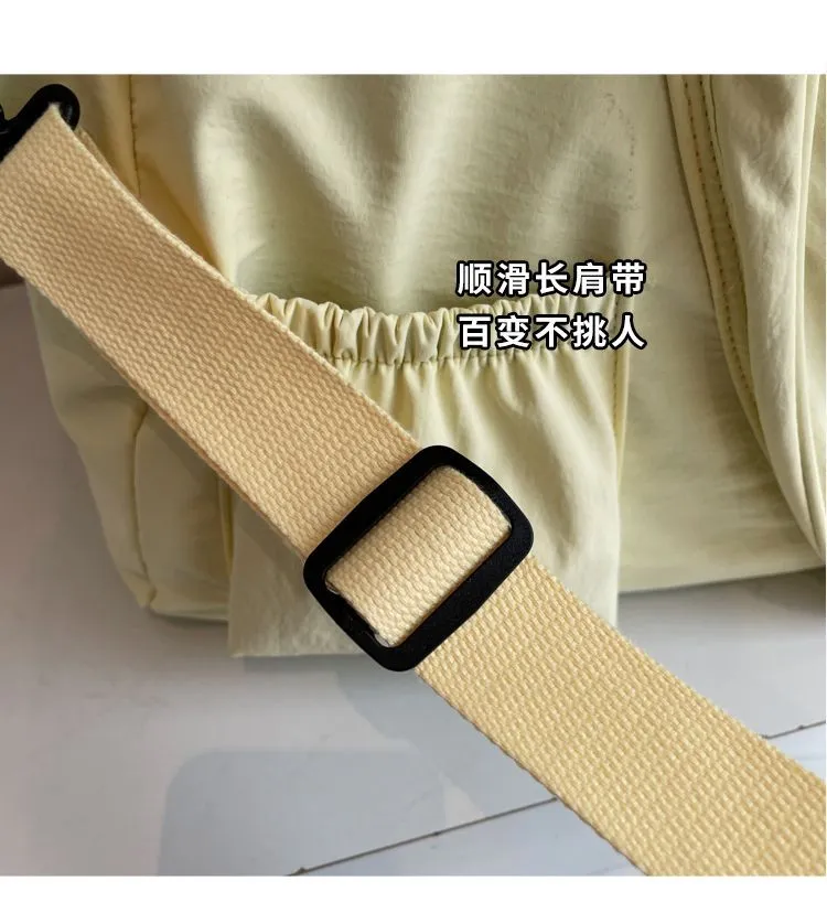 High-color-blocking, good-looking travel bag, large-capacity, fashionable hand-held, lightweight sports bag, versatile commuting badminton bag detail image 10