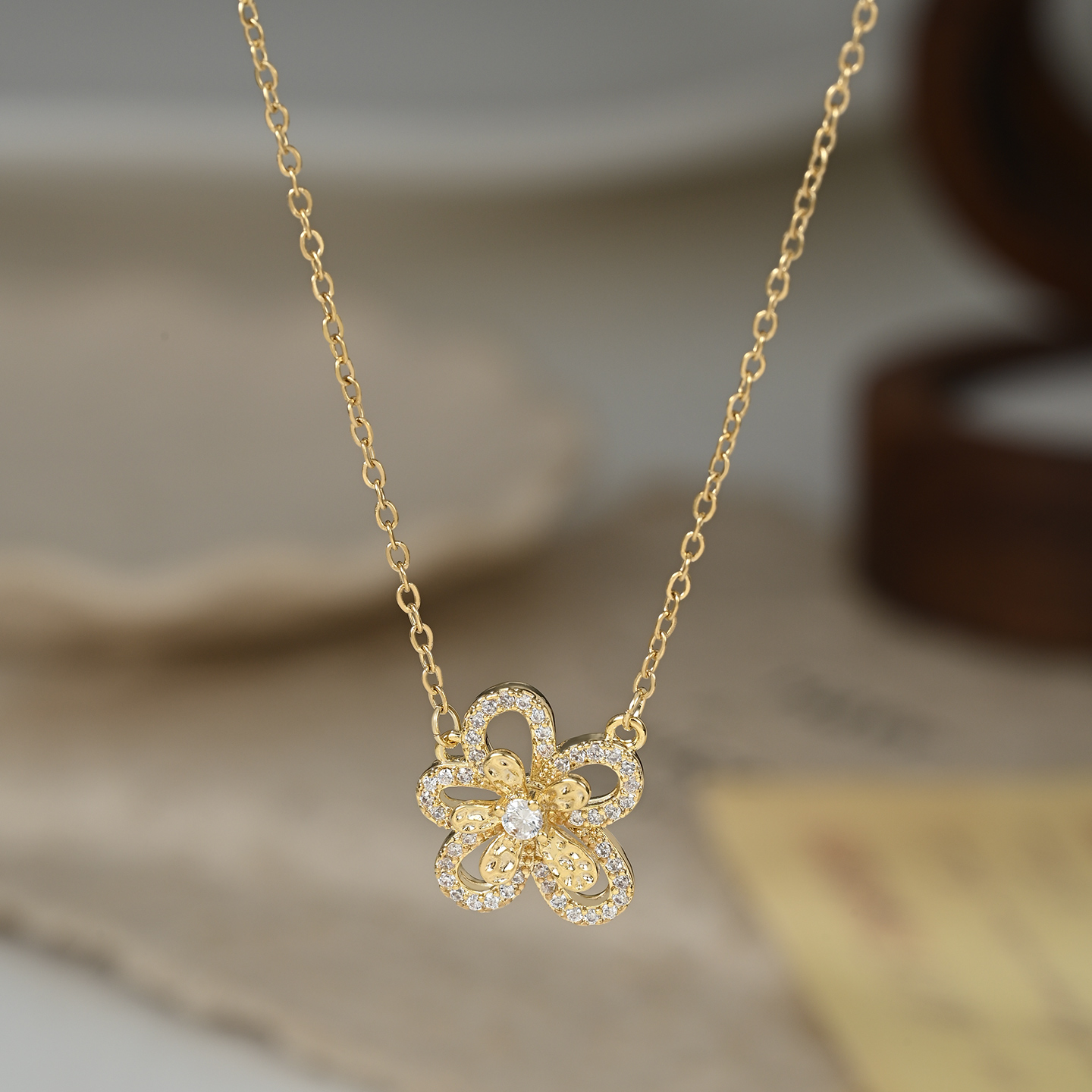 The 2026 new elegant style, sweet and cute, flower-shaped, ethereal design, a versatile daily outfit Application Scenario
