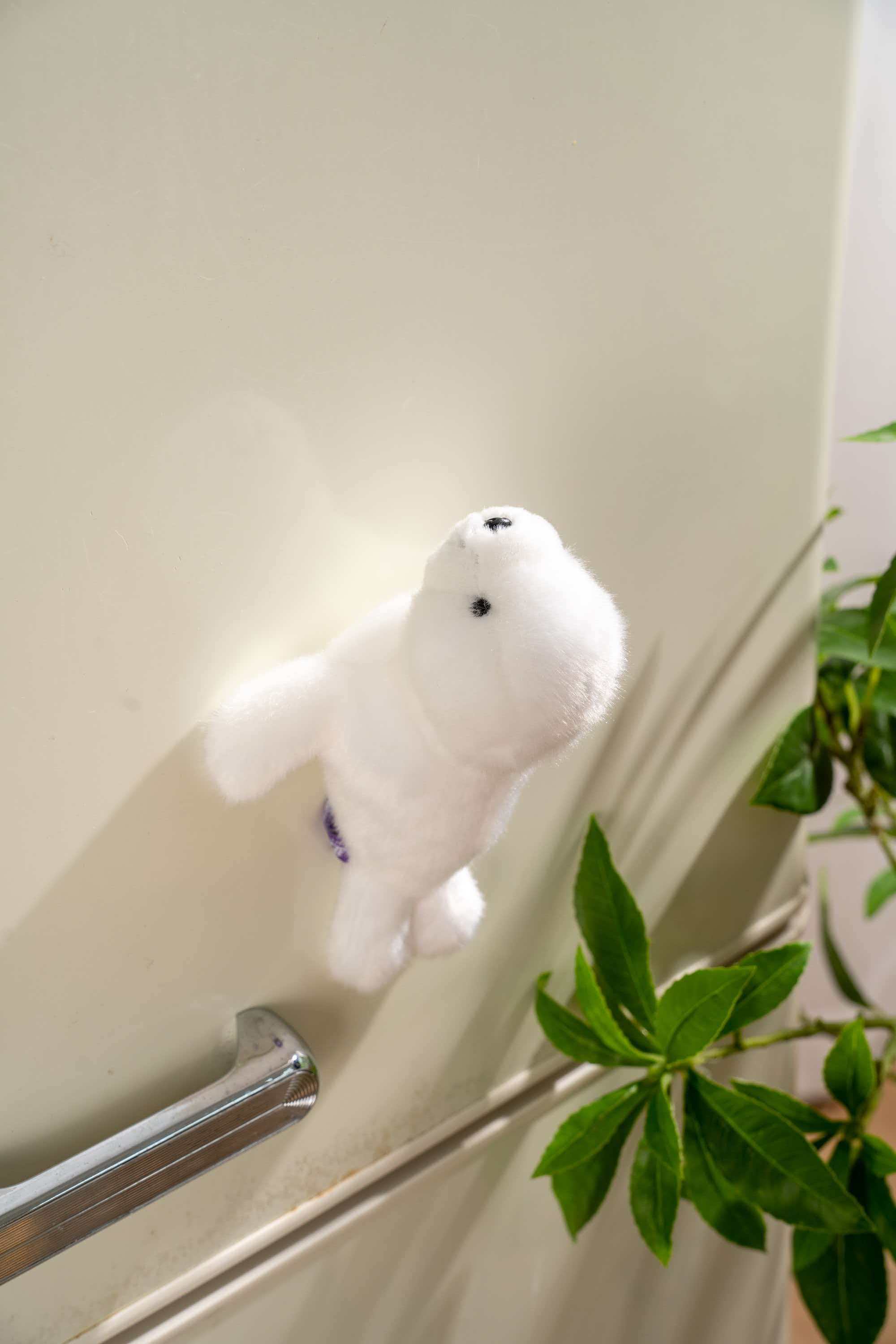 Very precious, soft and fragrant, seal magnetic fridge magnet, plush doll, toy table companion doll, cute and fun, ideal for gifting, magnetic plush doll, switch decoration, home cute wall-mounted style