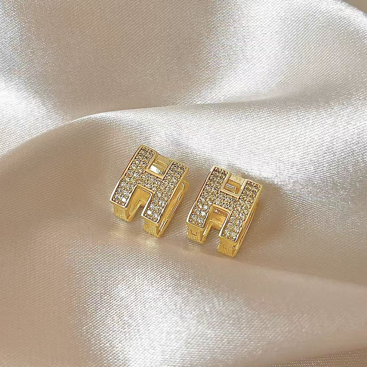 新款简约小众独特设计字母H形嵌镶日常百搭款耳钉 details Picture