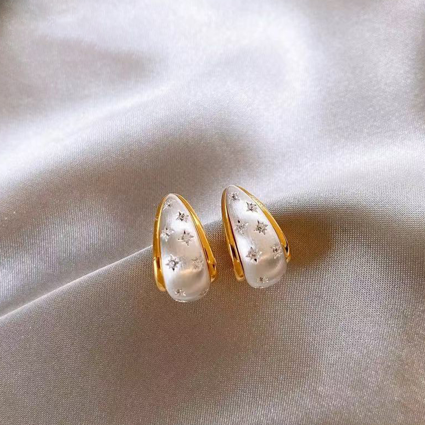 925 Silver and gold frame teardrop-shaped pearl stud earrings set with reference for hand wearing Item Picture