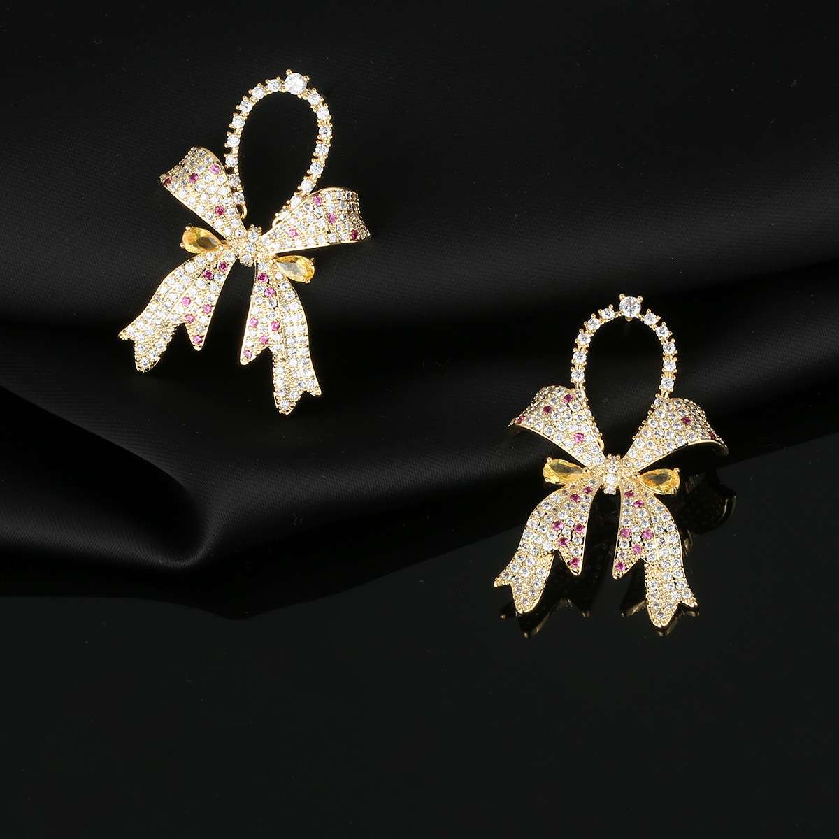 The colorful bow and diamond-encrusted jewelry exudes a fashionable, sweet and girlish style detail image 2