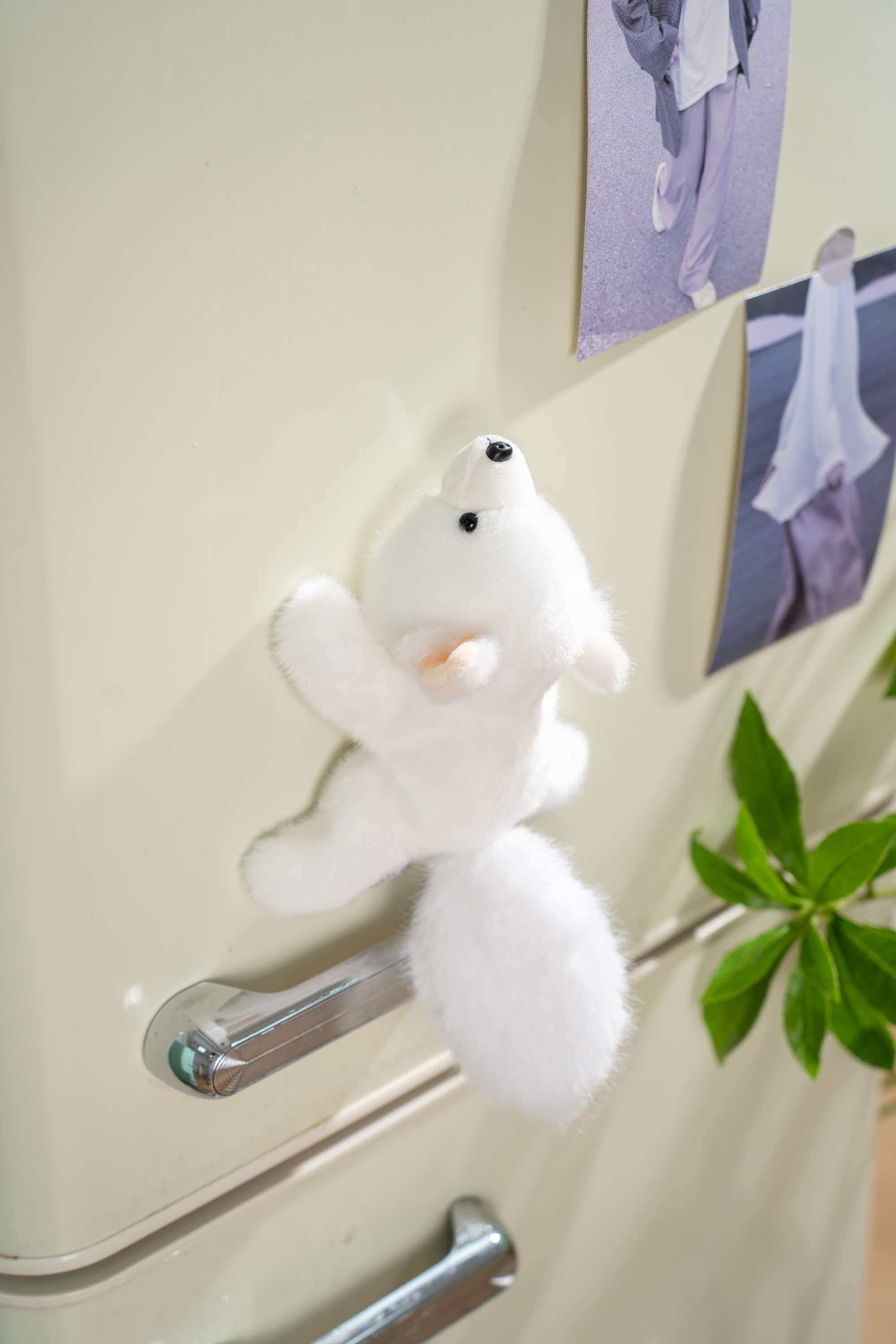 Very precious, soft and fragrant, white fox magnetic fridge magnet, plush doll, toy table companion doll, cute and fun, ideal for gifting, magnetic plush doll, switch decoration, home cute wall-mounted style