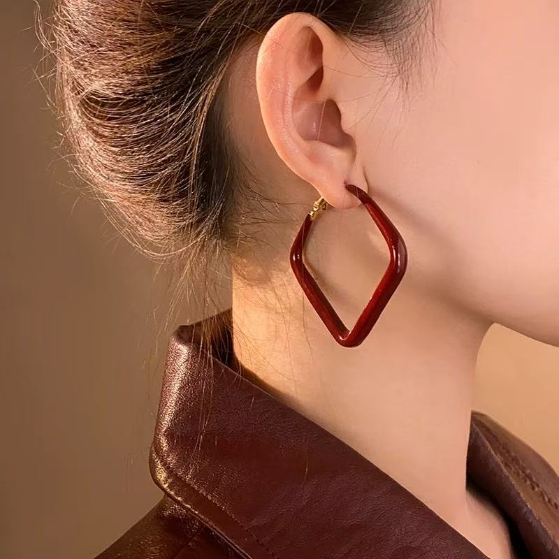 يصمم الصغار تصميما بسيطا لشخصية مربعة Item Picture