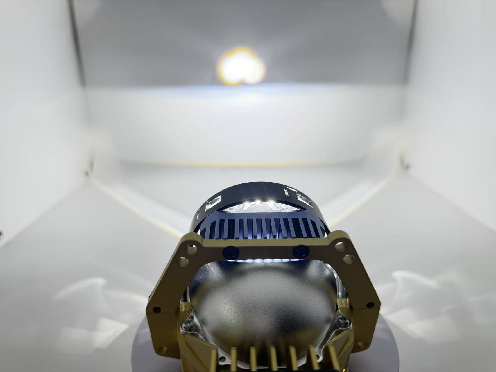 The headlamps of the car are equipped with three direct dual-light LED lenses, 68W high-power modified headlamps, and high and low beam laser headlamps Application Scenario