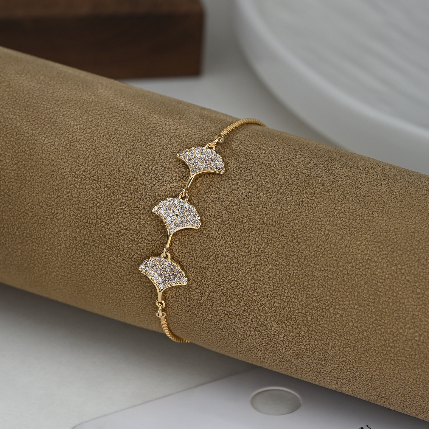 The 2026 new retro luxurious pull-out fan-shaped bracelet is a versatile daily accessory Item Picture