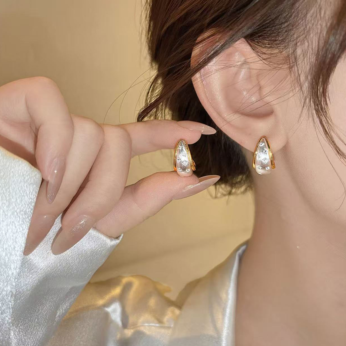 925 Silver and gold frame teardrop-shaped pearl stud earrings set with reference for hand wearing