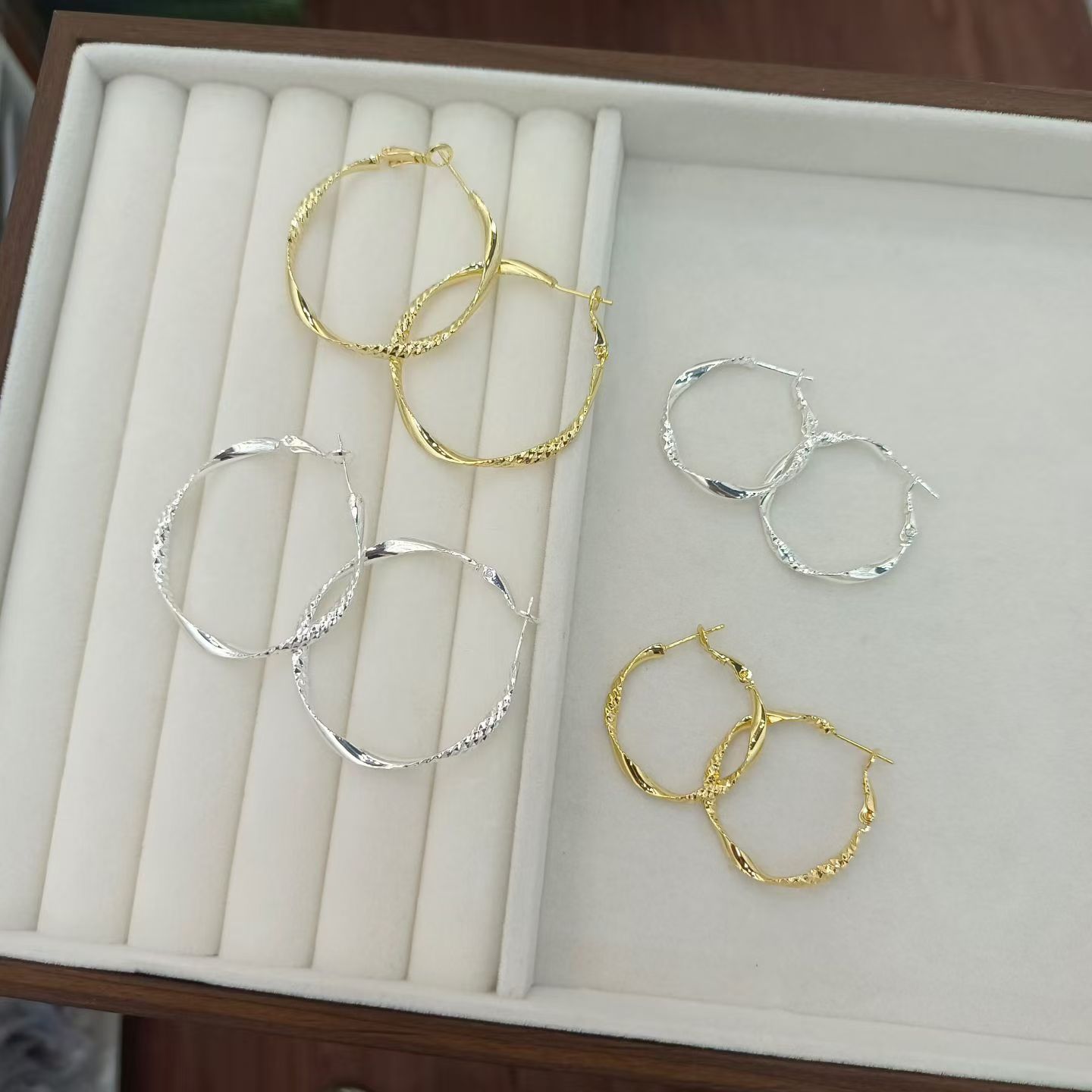 Gold and silver dual-color spiral earrings, 925 silver gold-plated, light and anti-allergy, suitable for daily wear