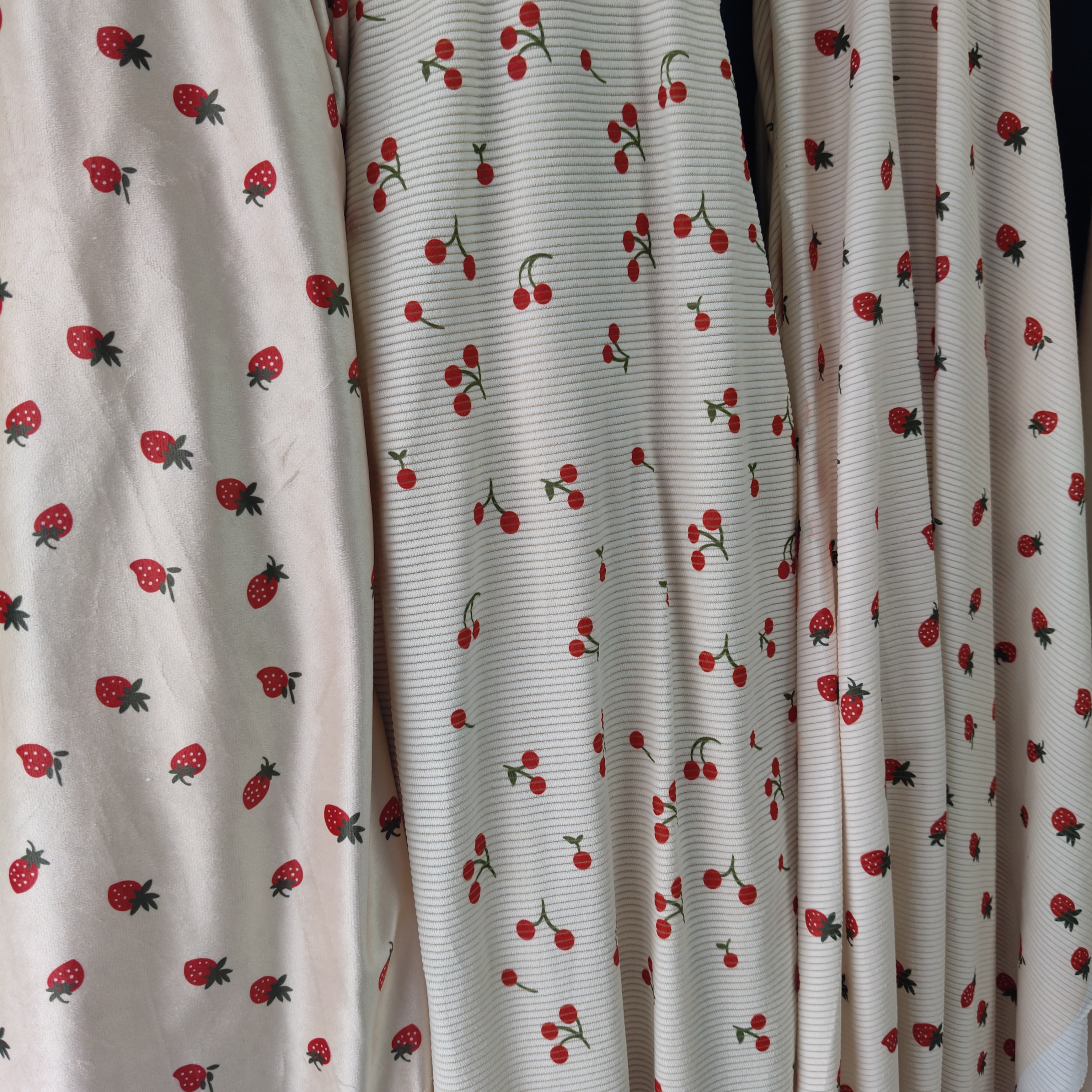 1. Soft, soft, skin-friendly, loose long-sleeved pajama set for women with strawberry heart and cherry print patterns detail image 2